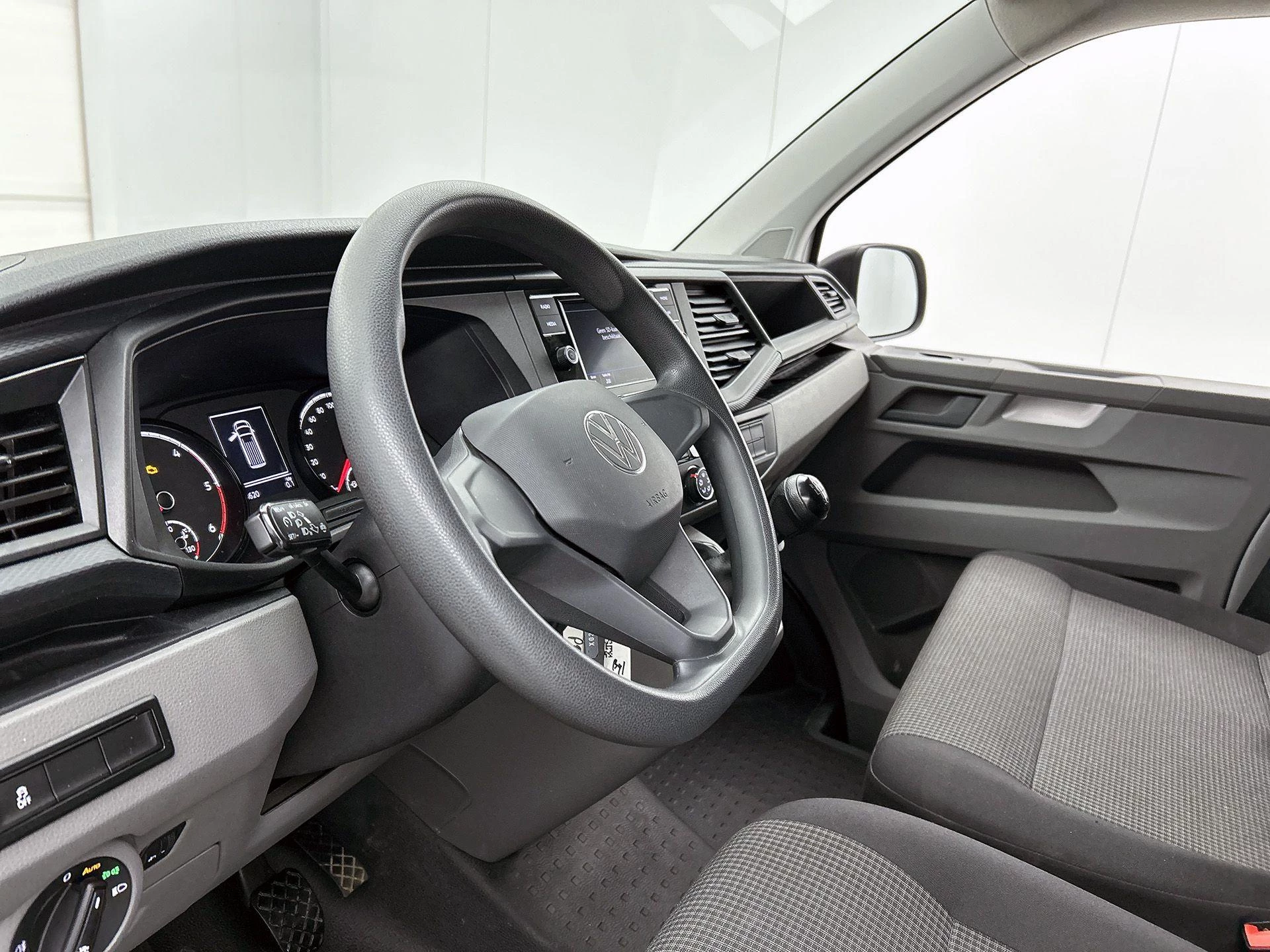 Volkswagen-Transporter-image-11