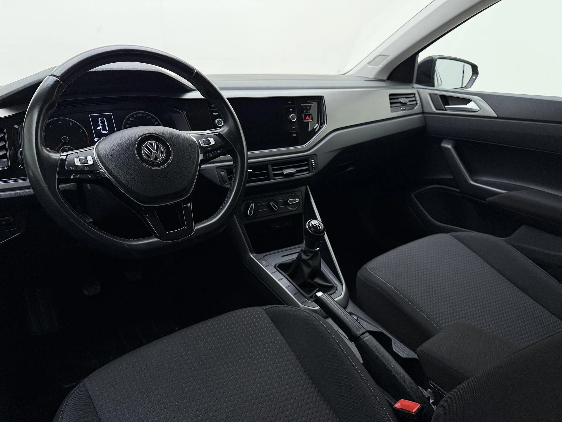 Volkswagen-Polo-image-9