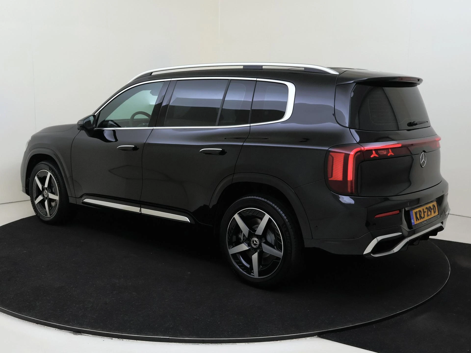 Mercedes-Benz-GLB-image-2