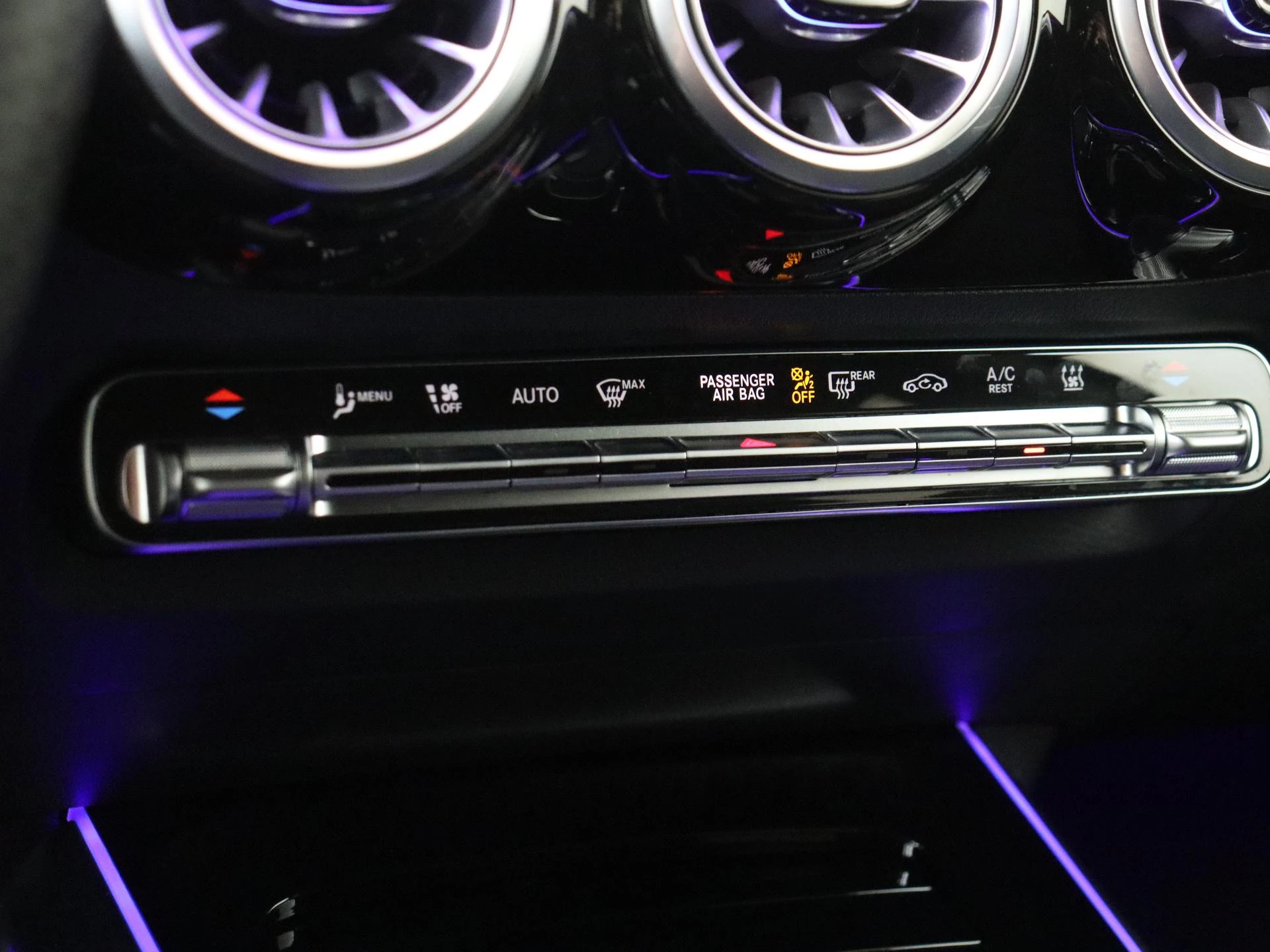 Mercedes-Benz-GLA-image-19