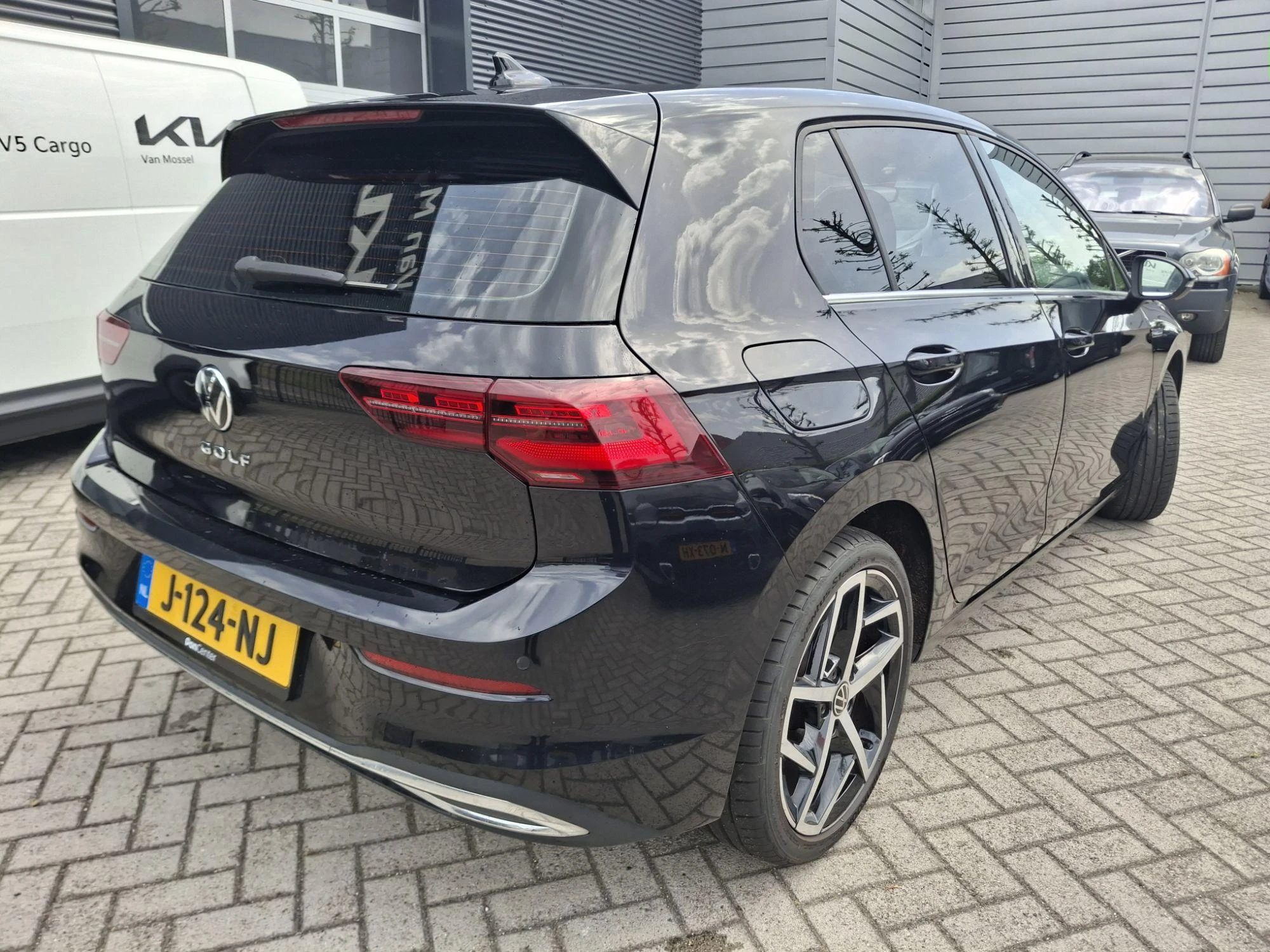 Volkswagen-Golf-image-3