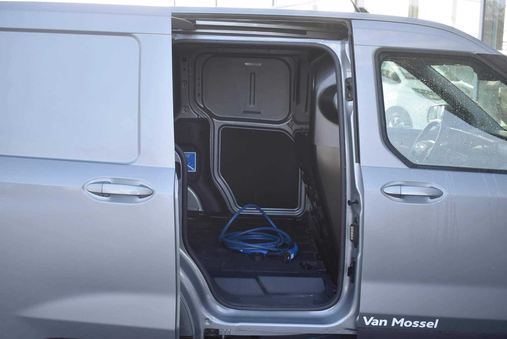 Ford-E-Transit Courier-image-10