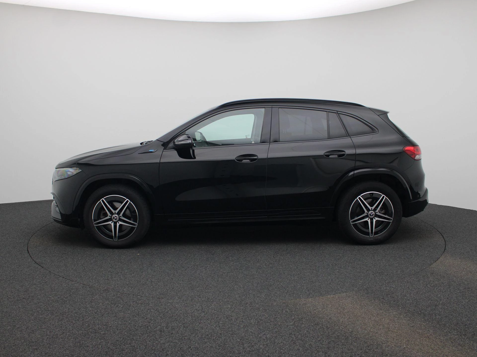 Mercedes-Benz-EQA-image-3
