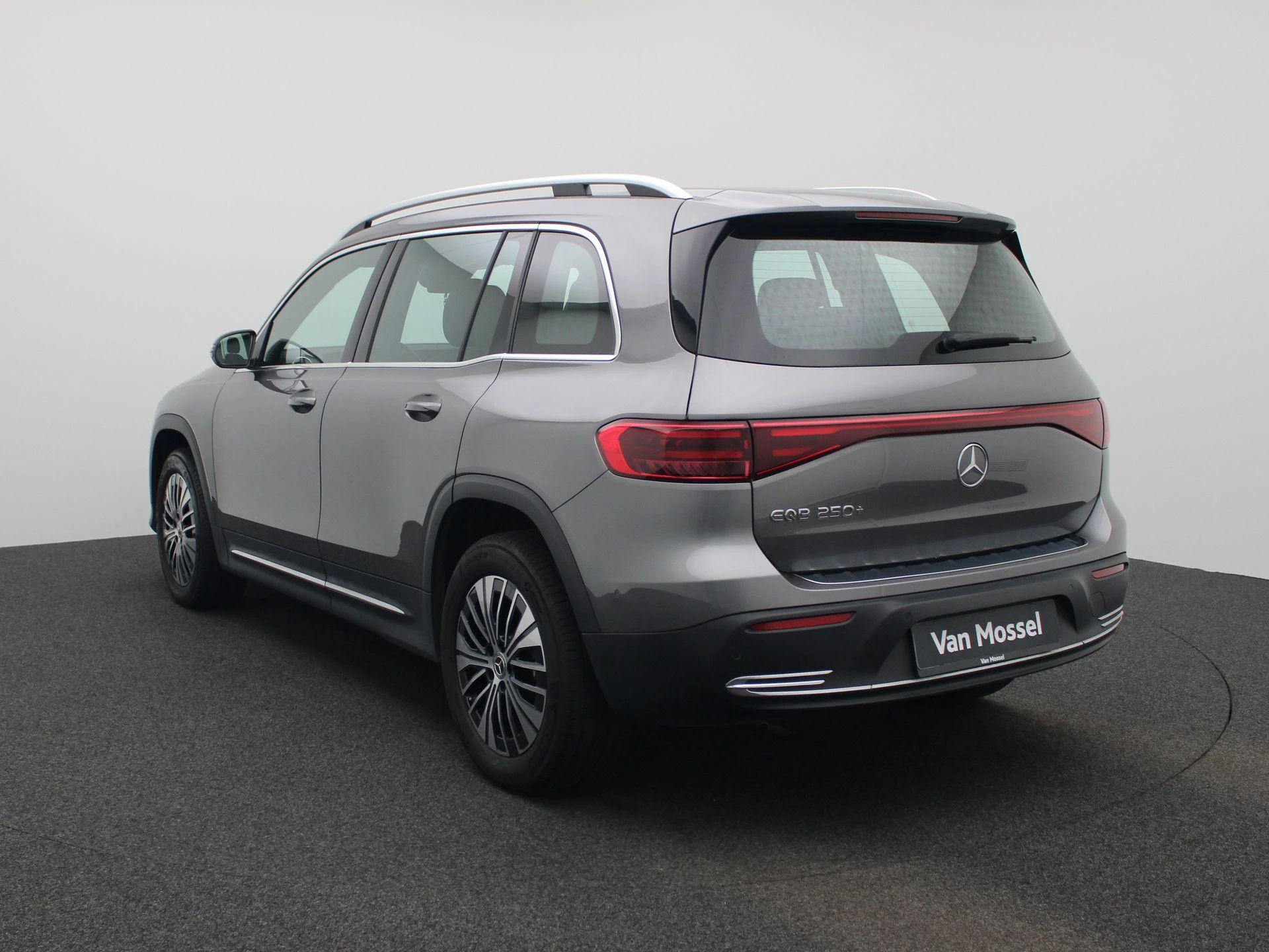 Mercedes-Benz-EQB-image-1