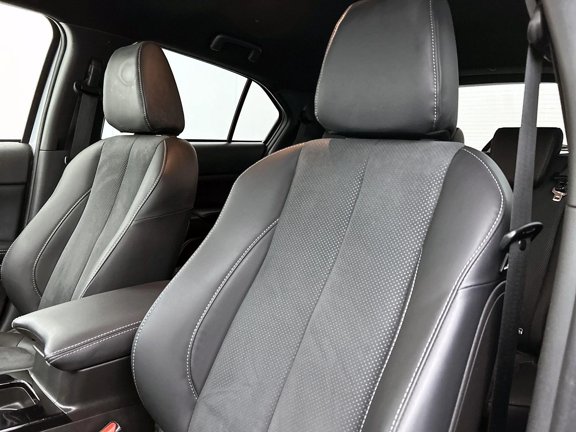 Mitsubishi-Eclipse Cross-image-11