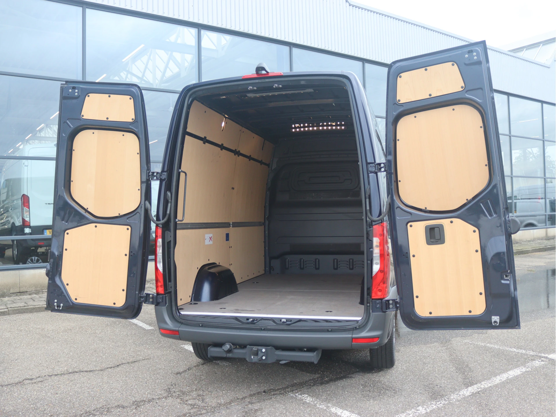 Mercedes-Benz-Sprinter-image-2