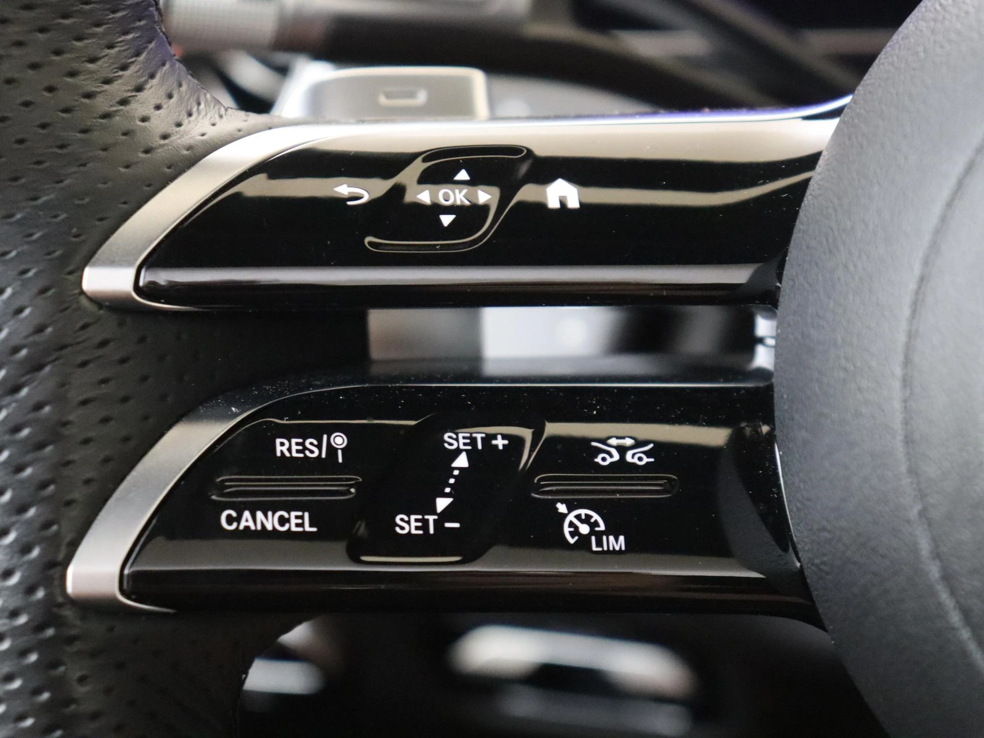 Mercedes-Benz-EQS-image-12