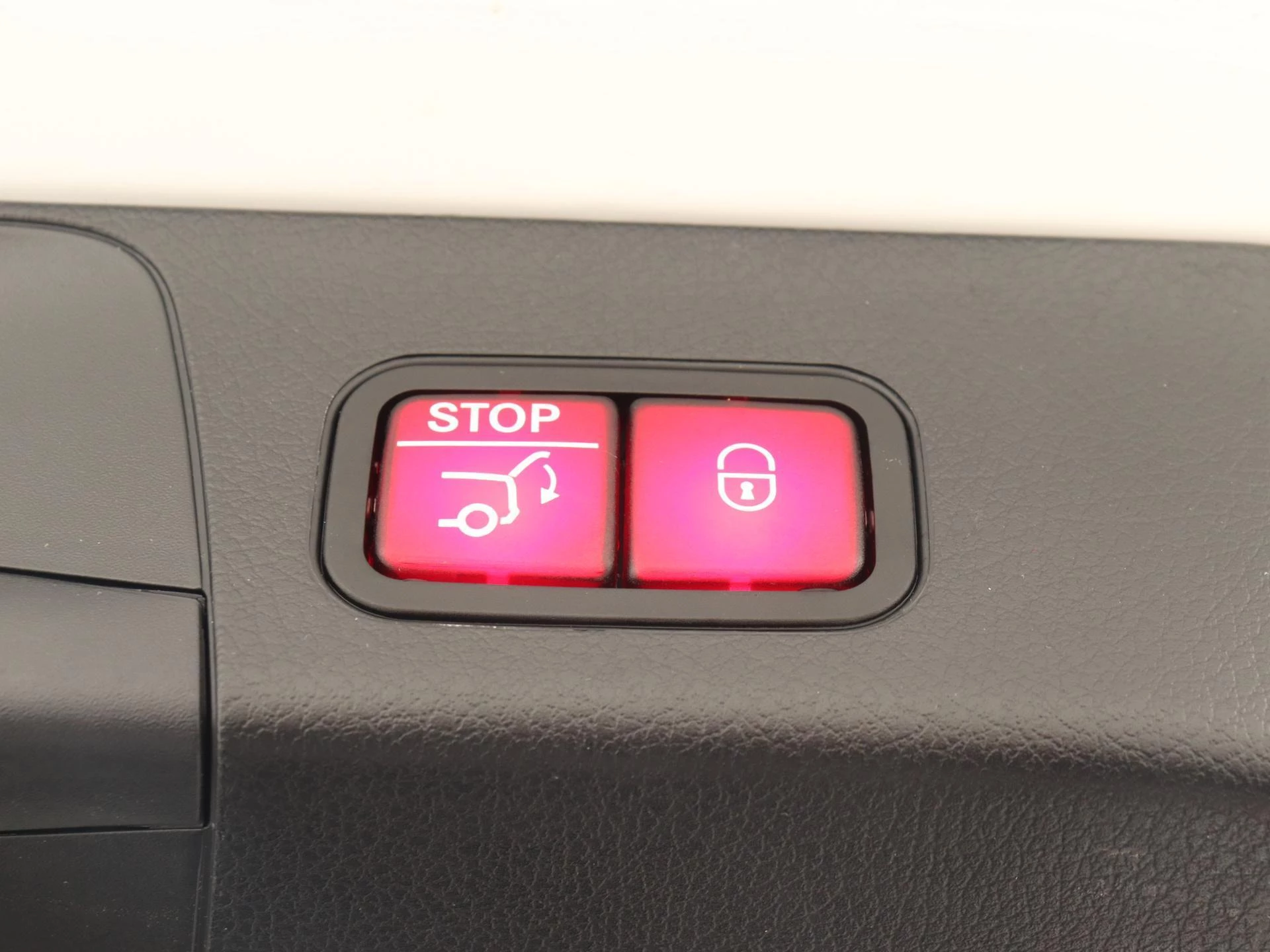 Mercedes-Benz-GLB-image-11