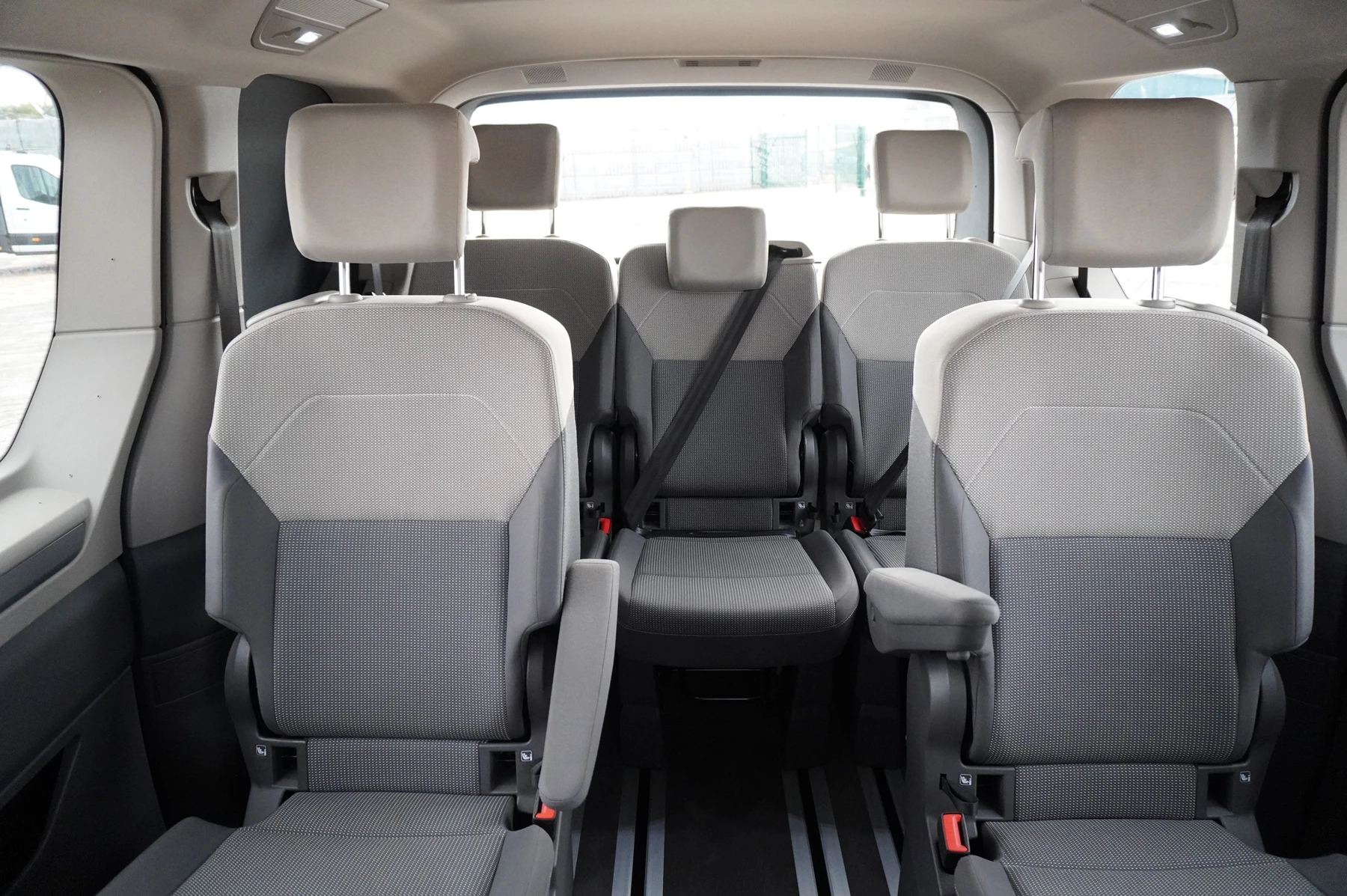 Volkswagen-Multivan-image-12