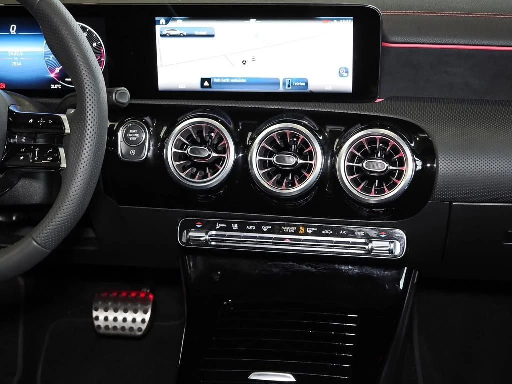 Mercedes-Benz-CLA 200-image-11