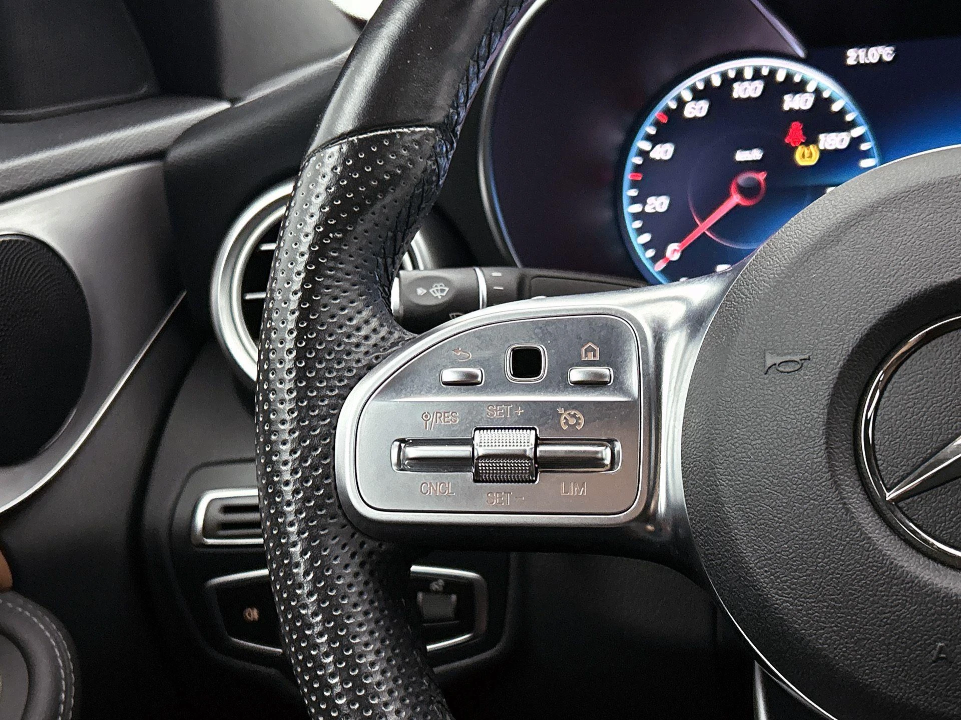 Mercedes-Benz-C-Klasse-image-5
