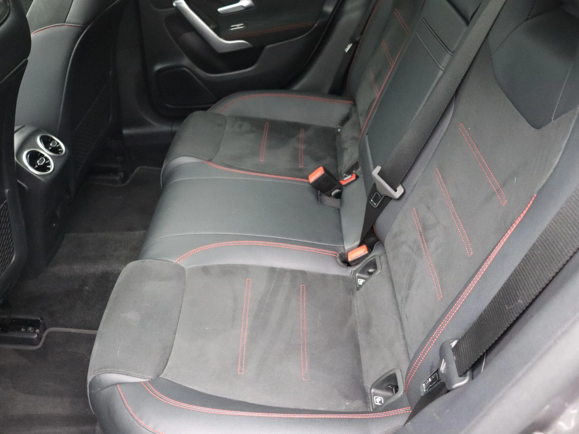 Mercedes-Benz CLA 180 AMG Line + PANORAMISCH DAK + MULTIBEAM LED +