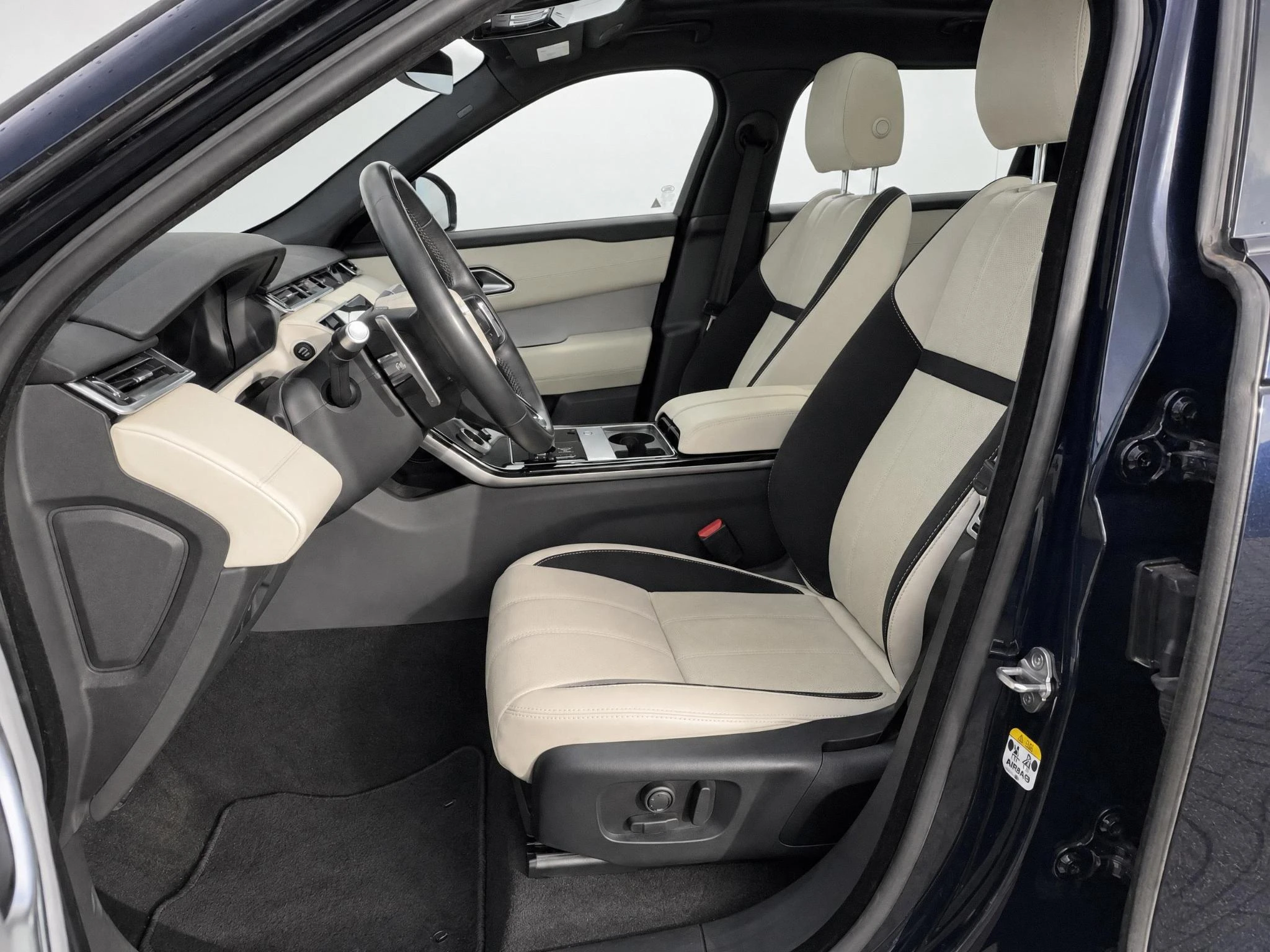 Land Rover-Range Rover Velar-image-10