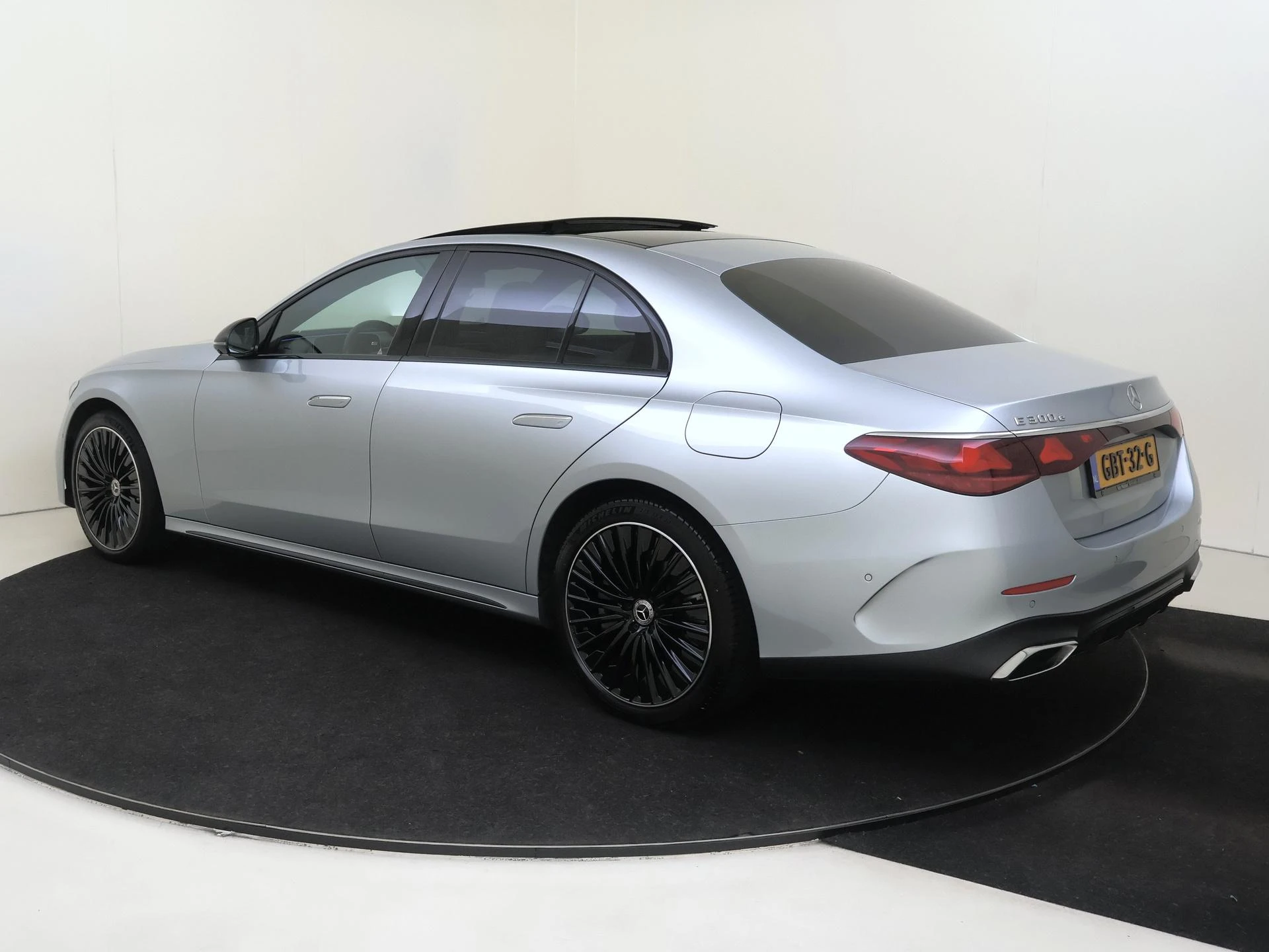 Mercedes-Benz-E-Klasse-image-2