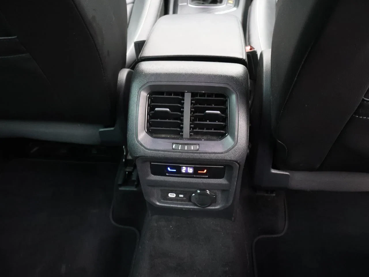 Volkswagen-Tiguan-image-19