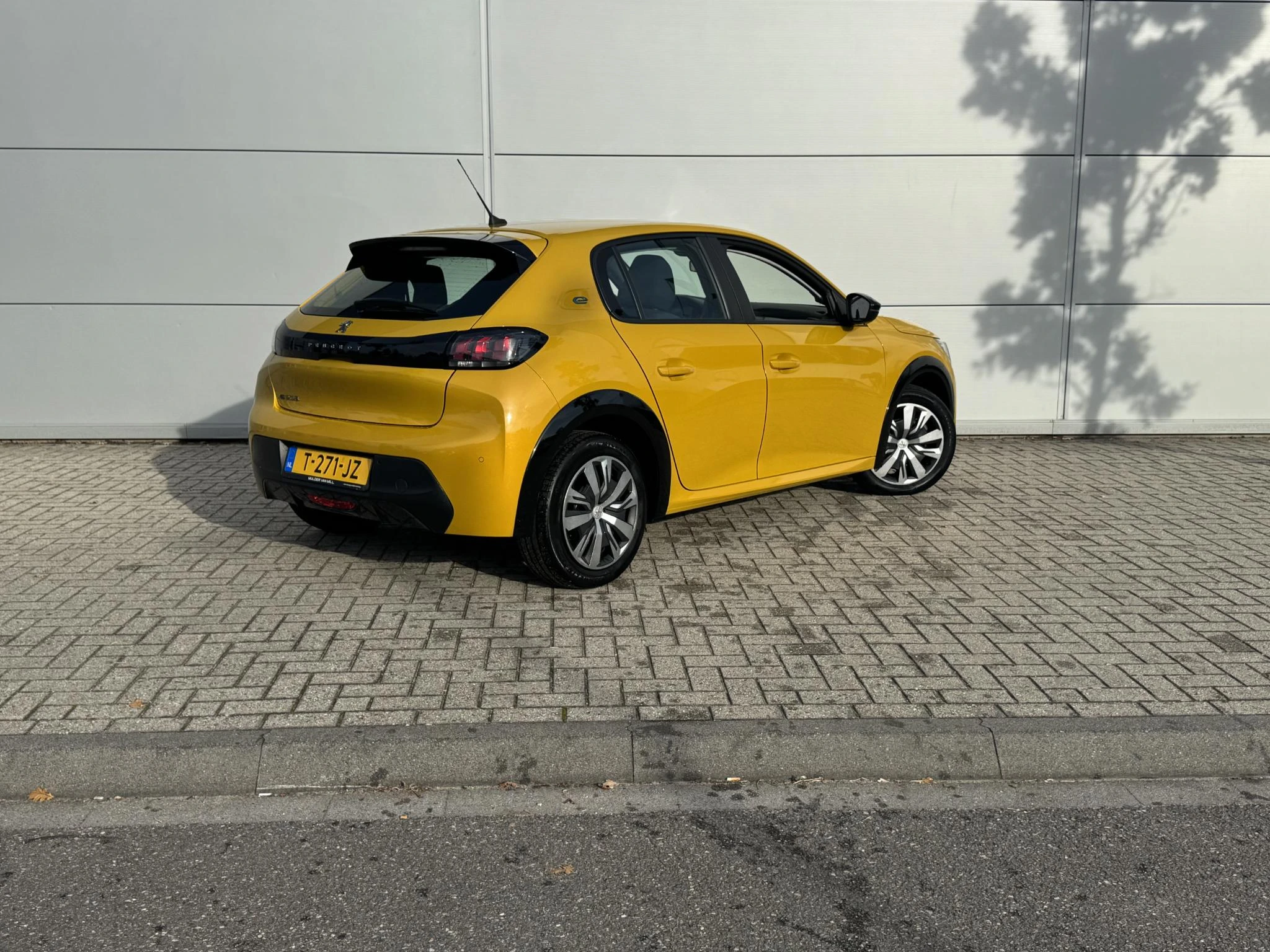 Peugeot e-208