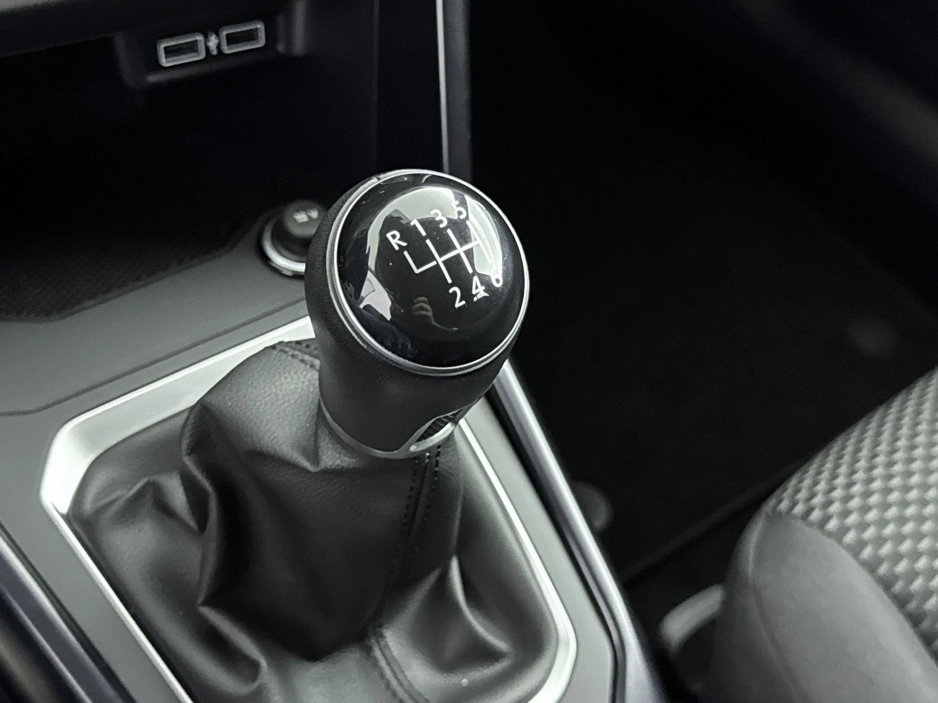 Volkswagen-T-Roc-image-13