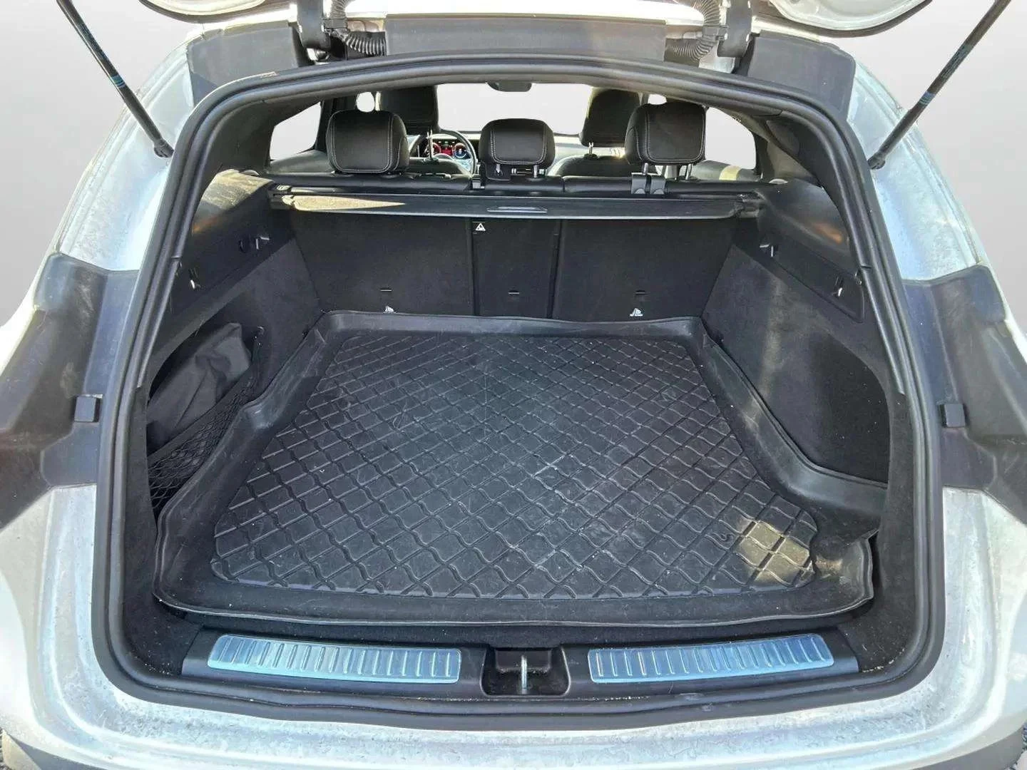 Mercedes-Benz-EQC-image-21