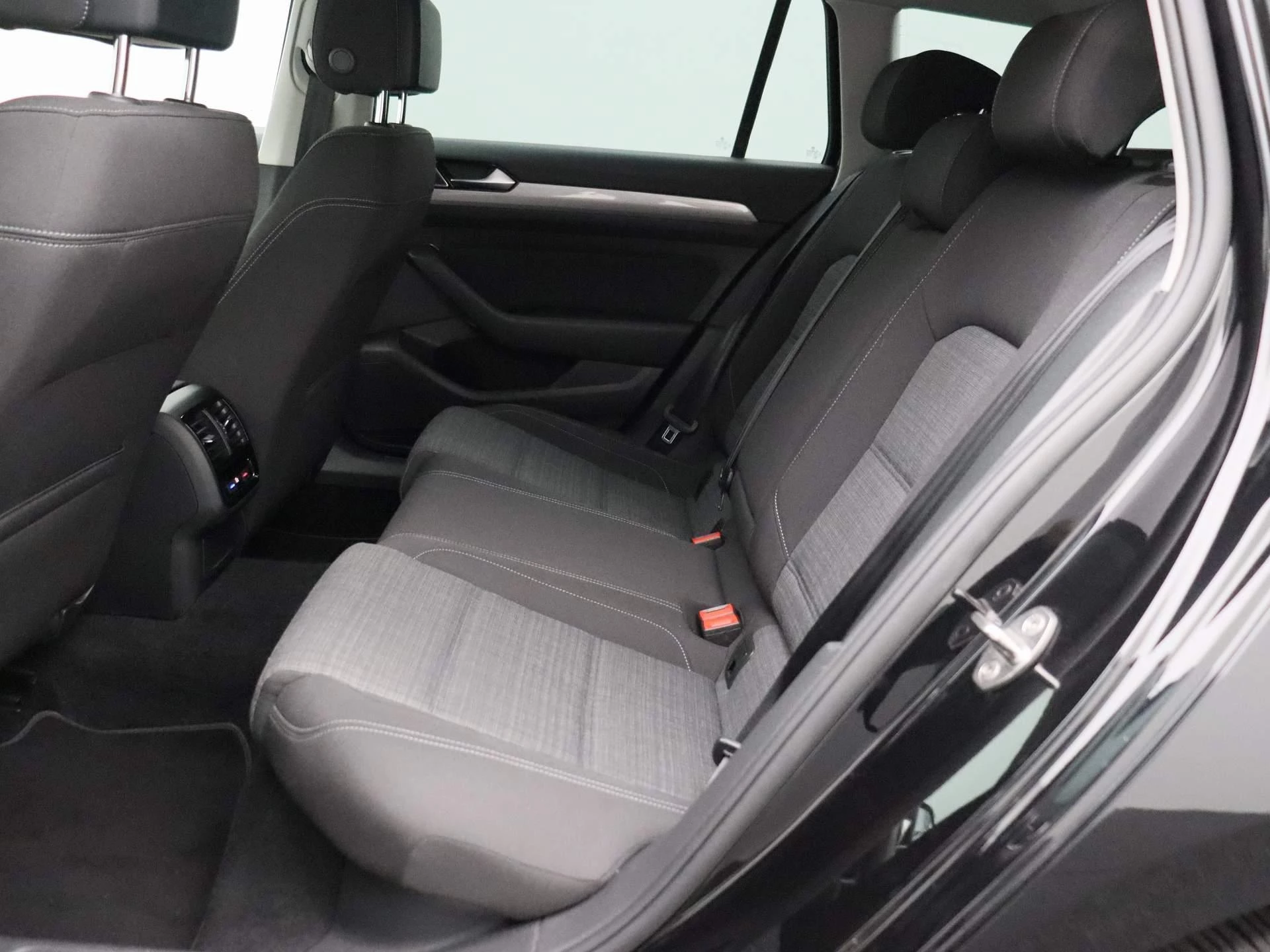 Volkswagen-Passat-image-12