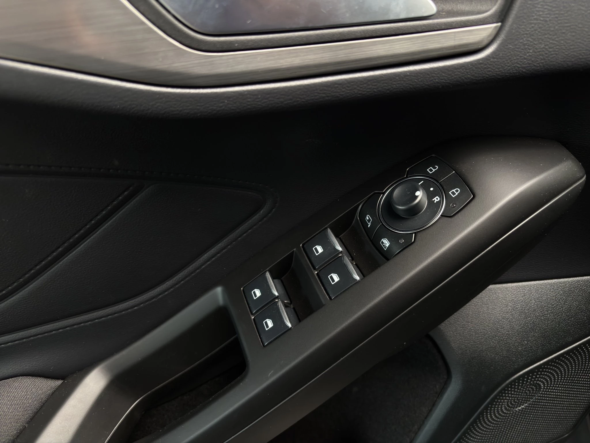 Ford Focus Titanium X Limousine Automatik & Panoramadach *HEZ Aktion*