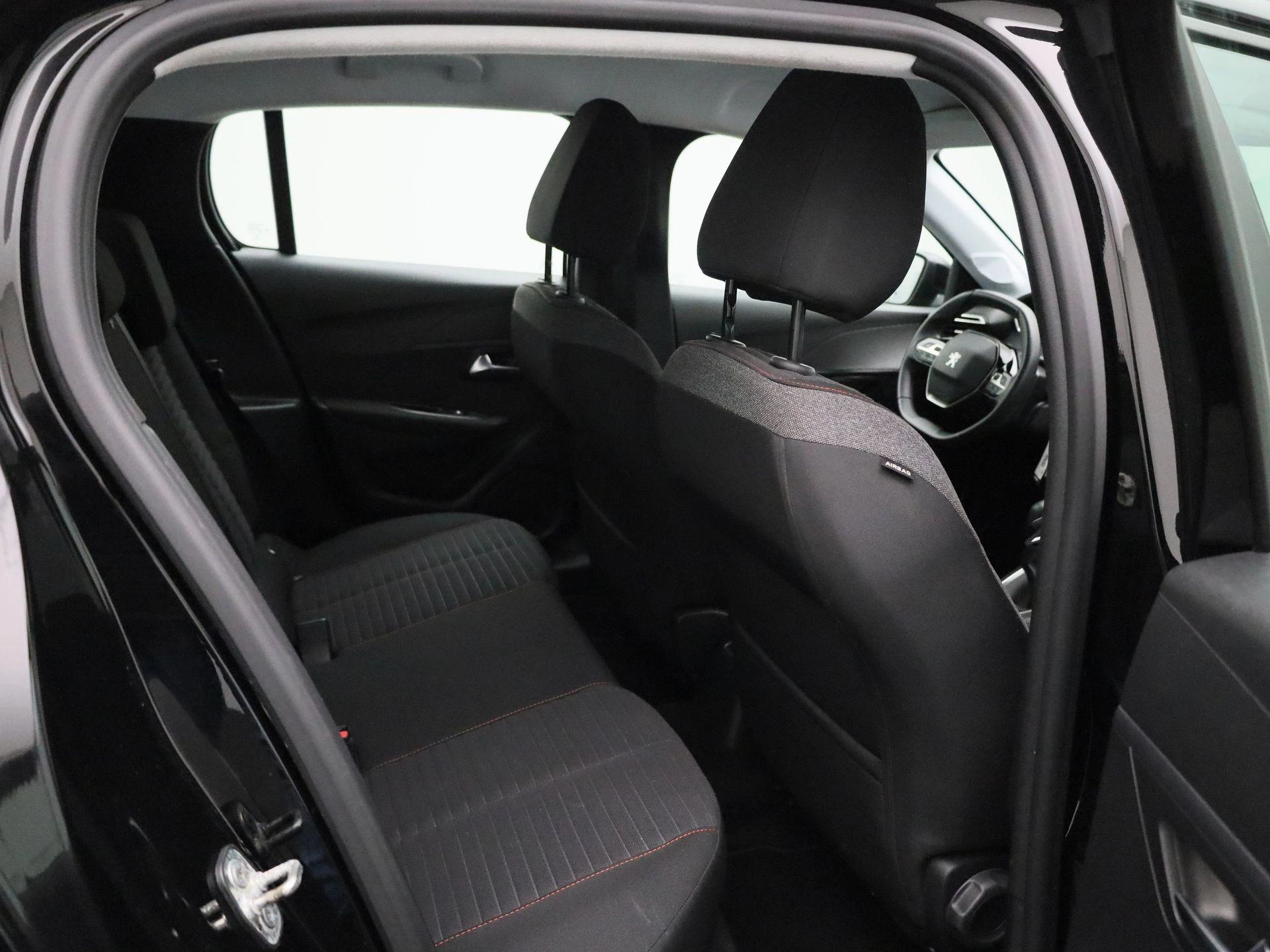 Peugeot-208-image-28