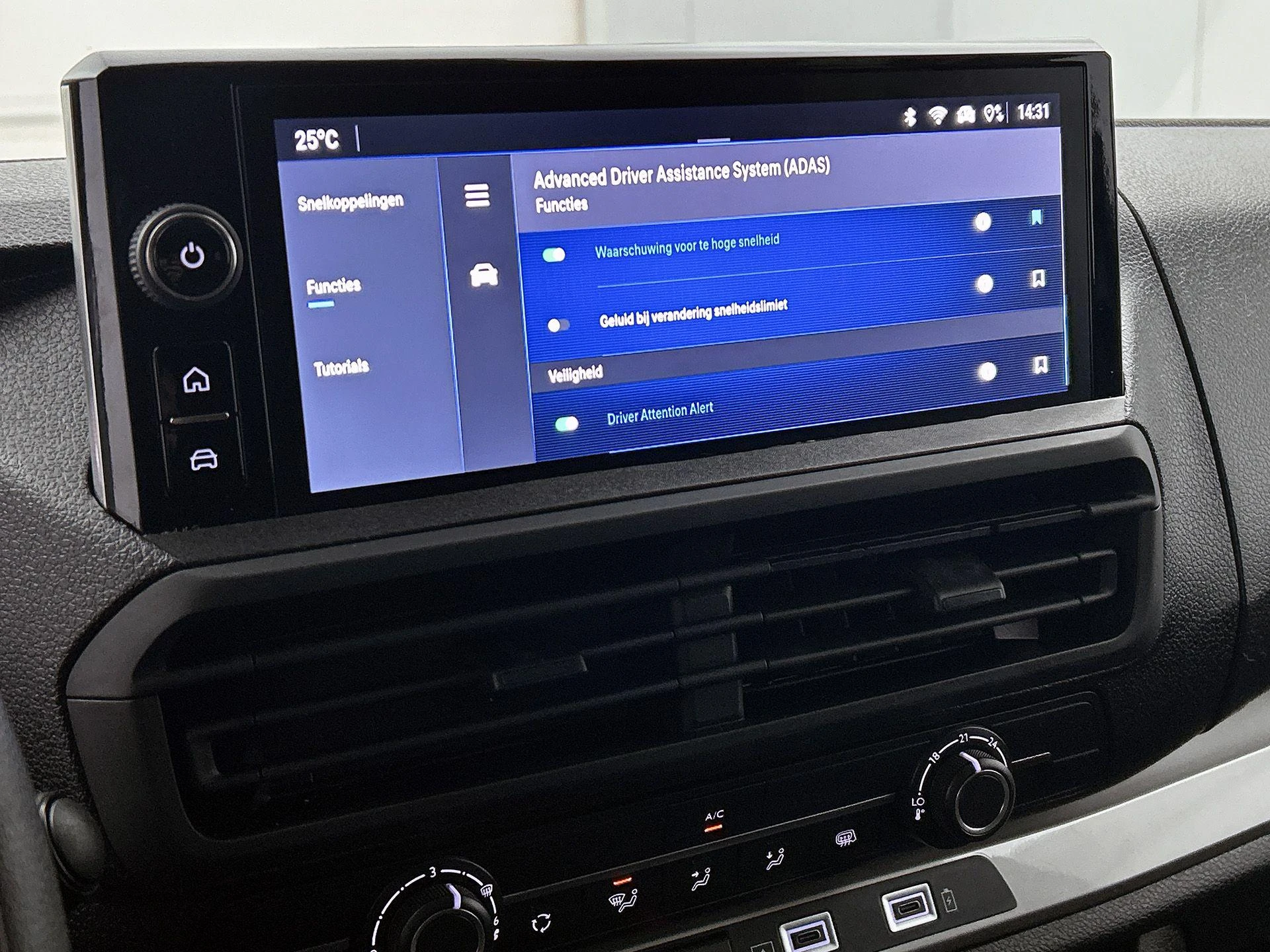 Opel-Vivaro-image-14
