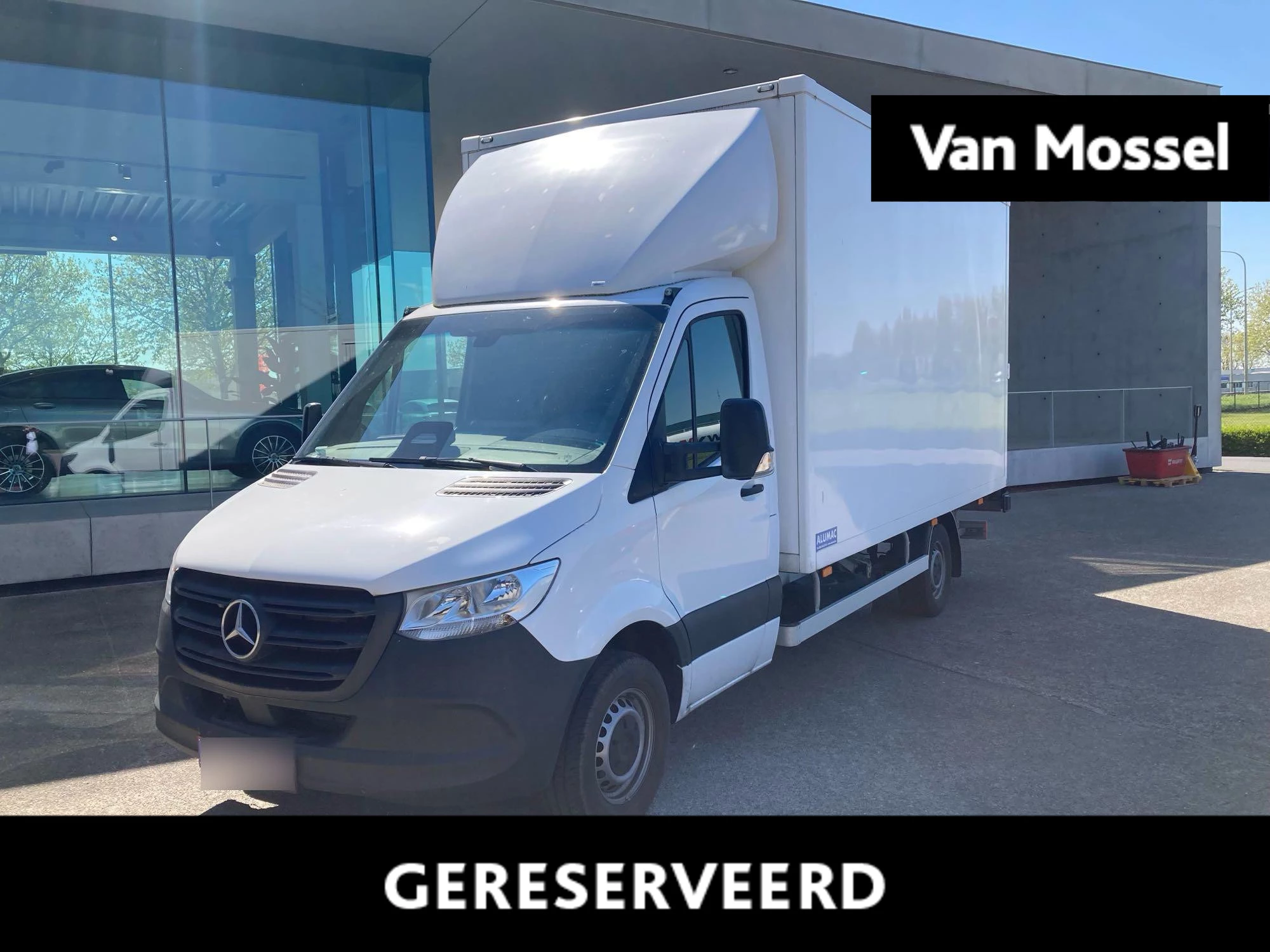 Mercedes-Benz-Sprinter-image-0