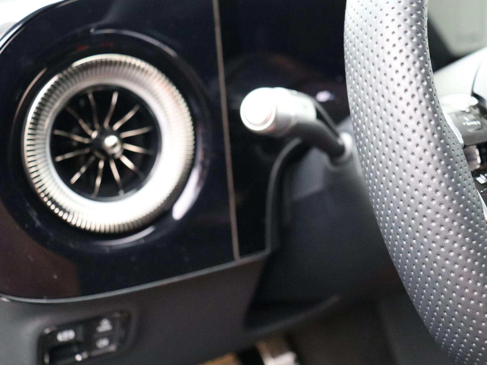 Mercedes-Benz-CLA-image-10