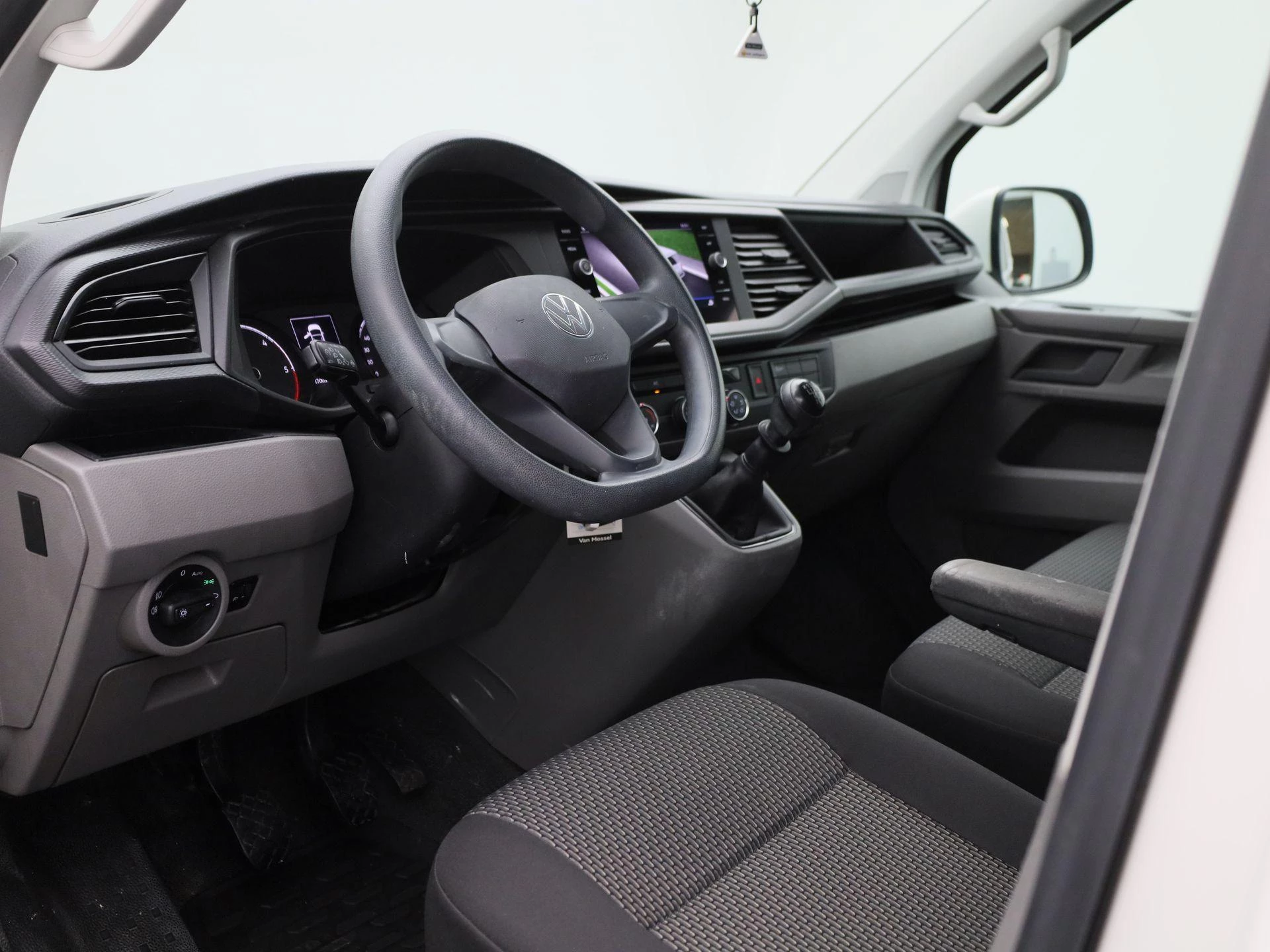 Volkswagen-Transporter-image-29