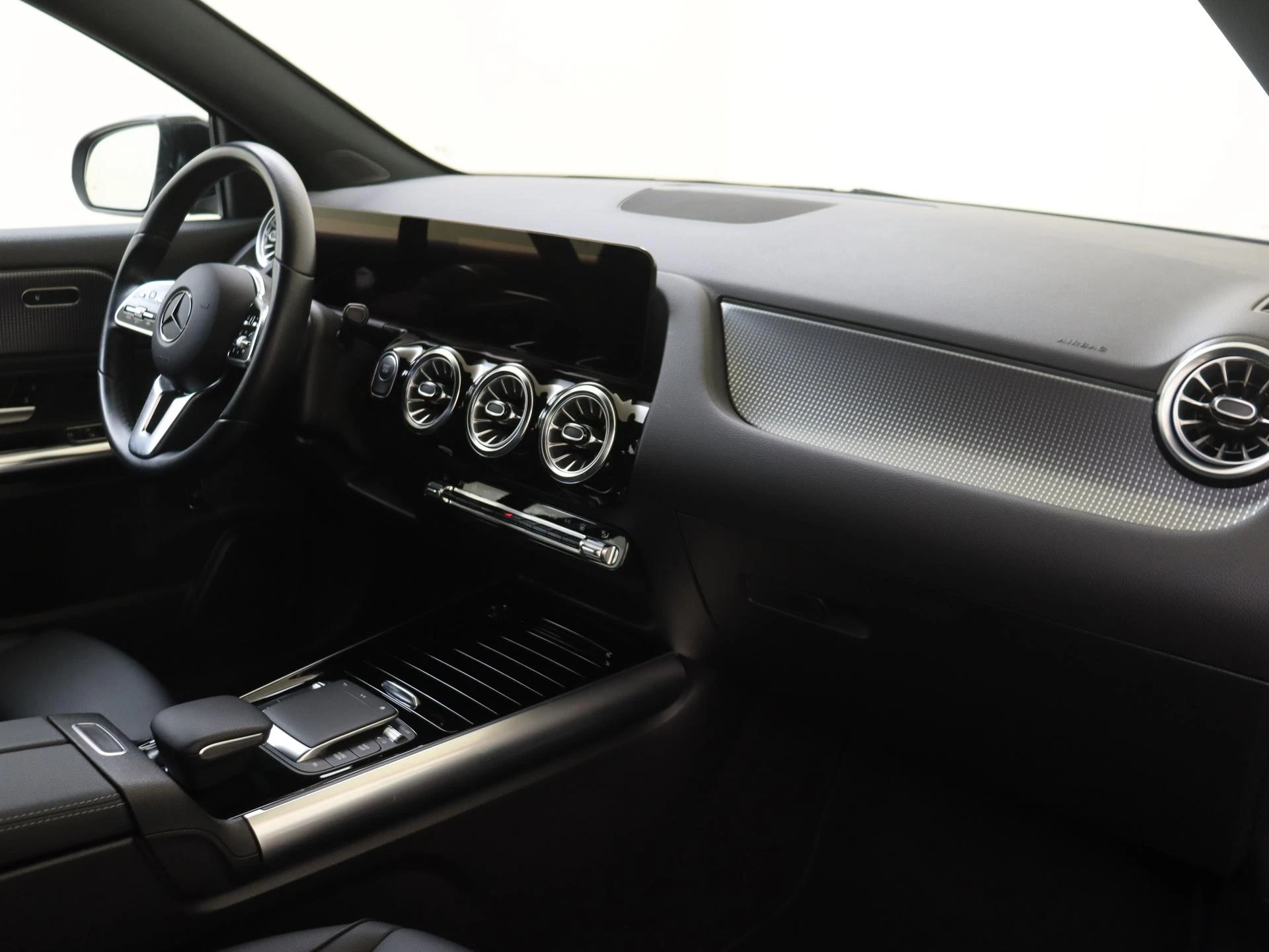 Mercedes-Benz-EQA-image-4