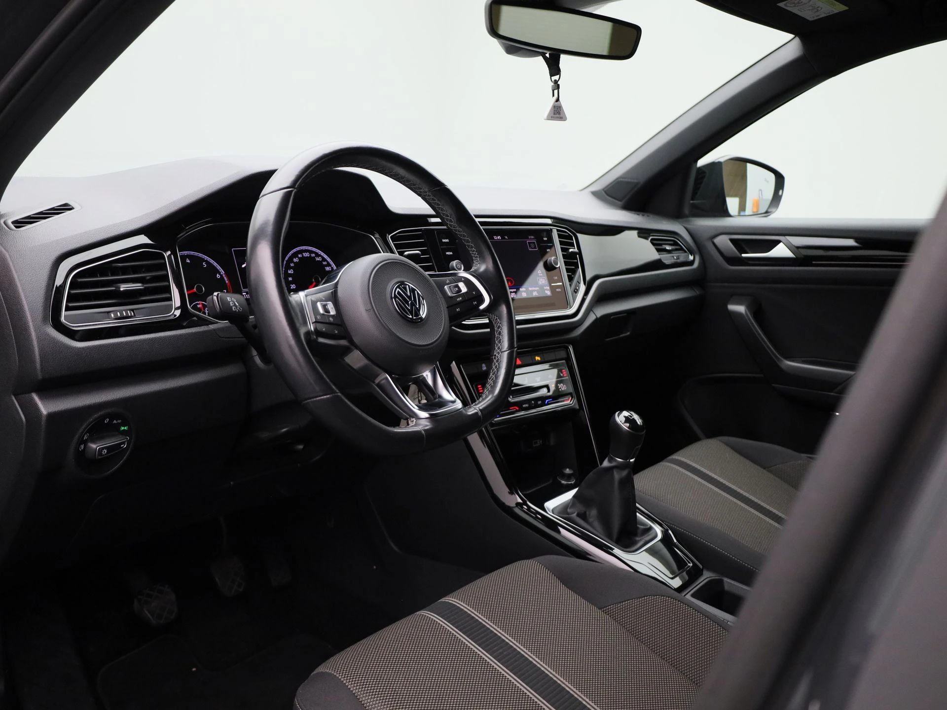 Volkswagen-T-Roc-image-28