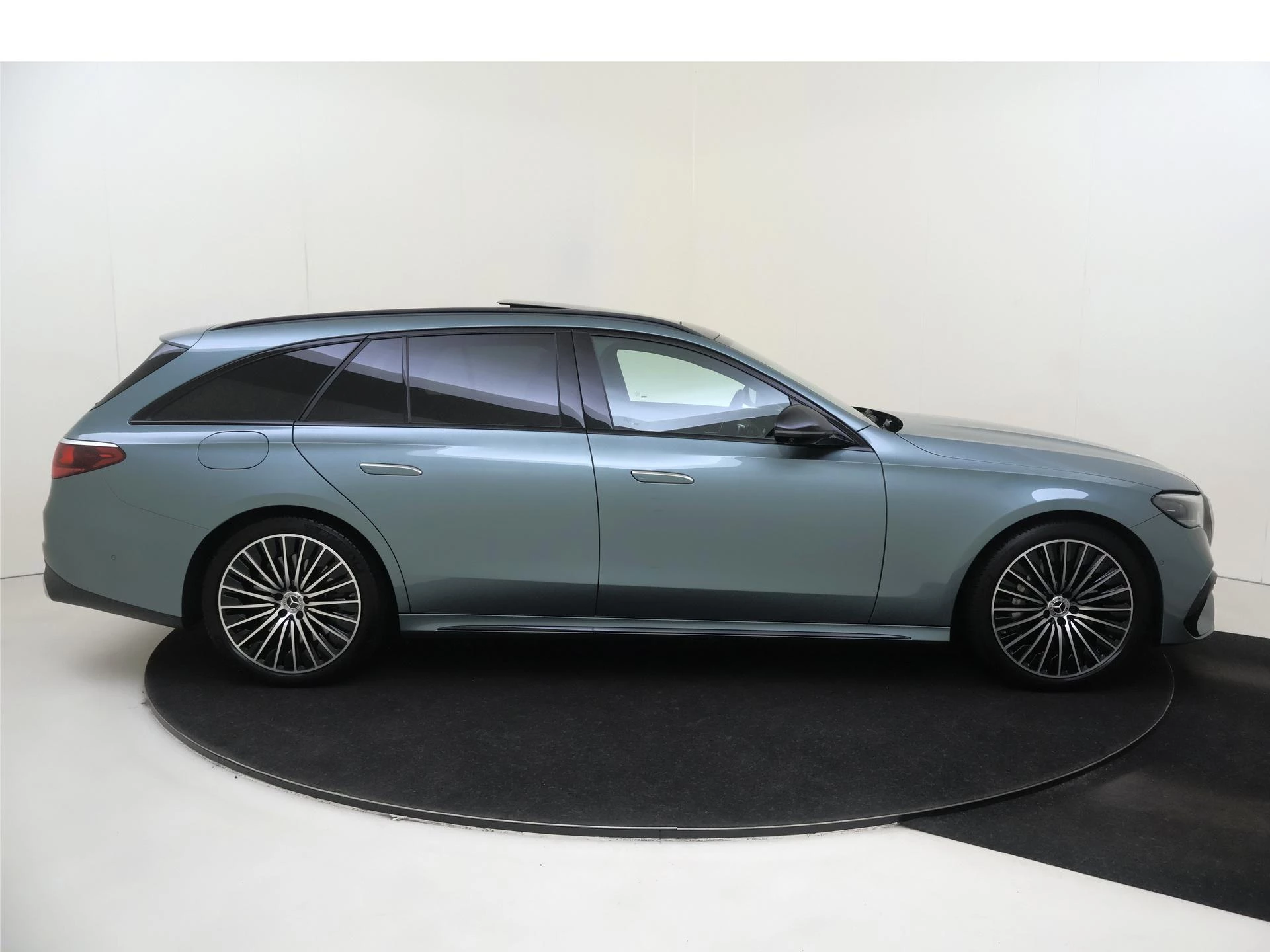 Mercedes-Benz-E-Klasse-image-8