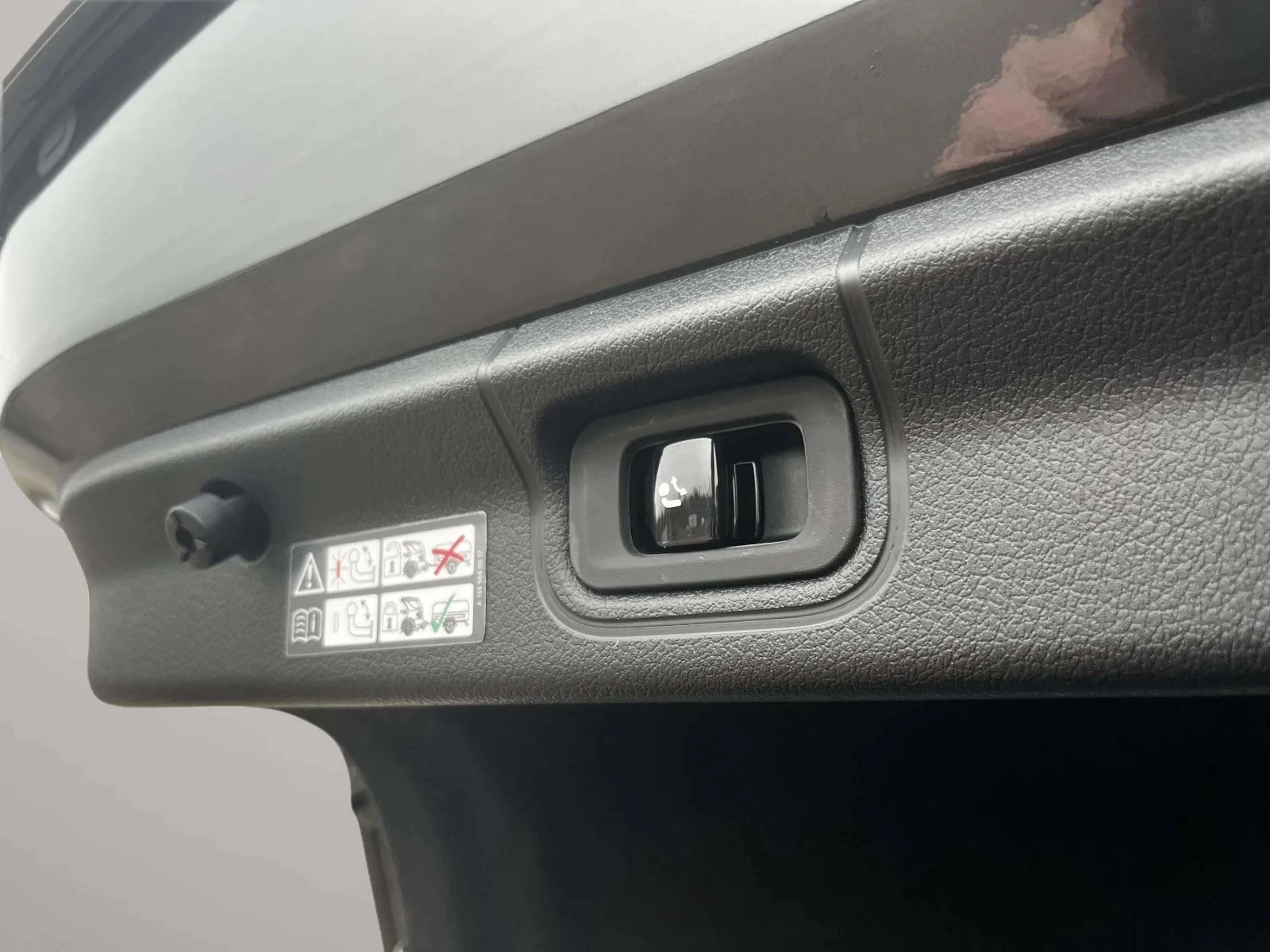 Mercedes-Benz-EQE-image-22