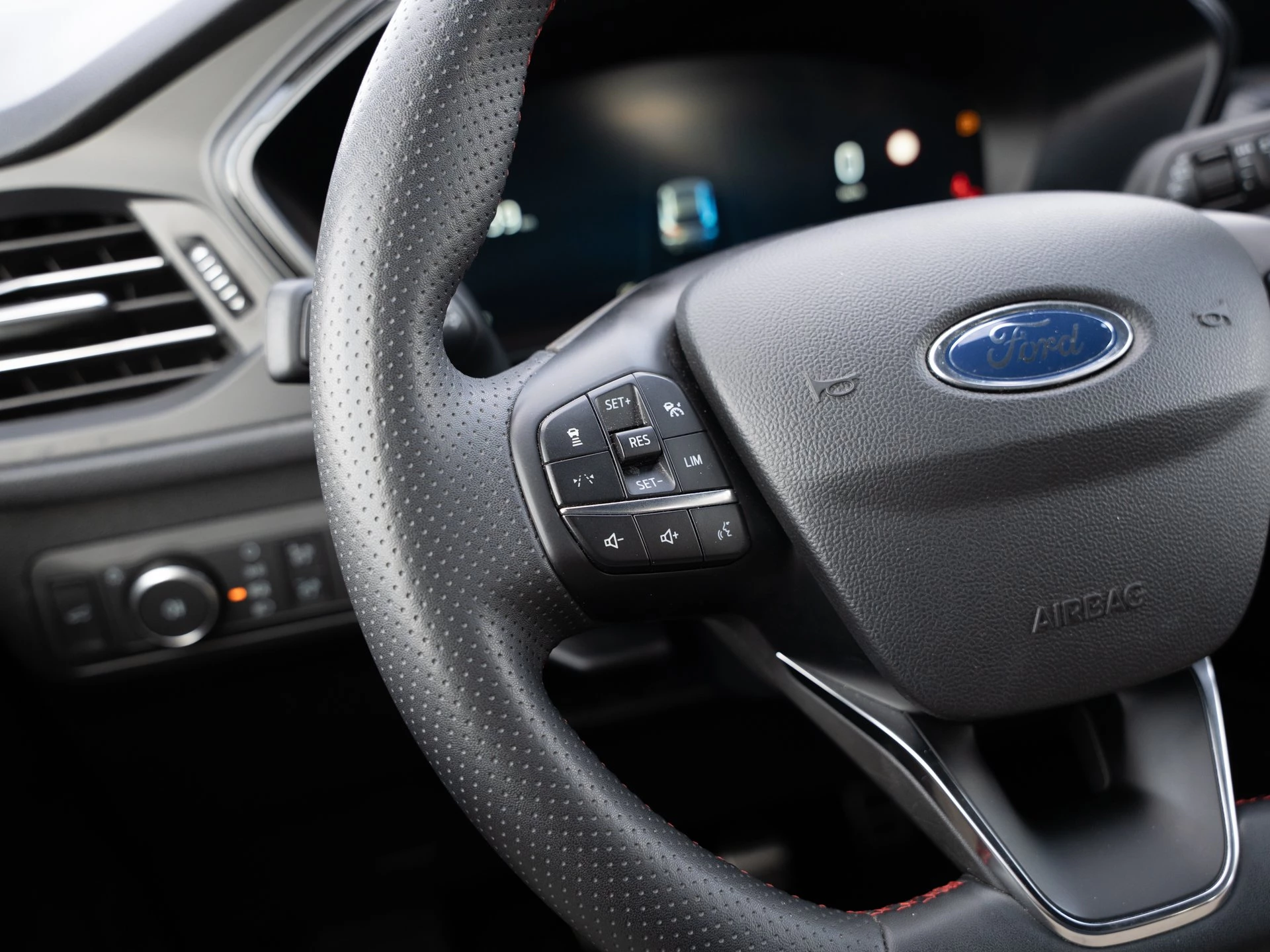 Ford Kuga ST-Line X*PANO*AHK*LED-MATRIX*360GRAD*ACC*NAVI*SOUND-SYS.