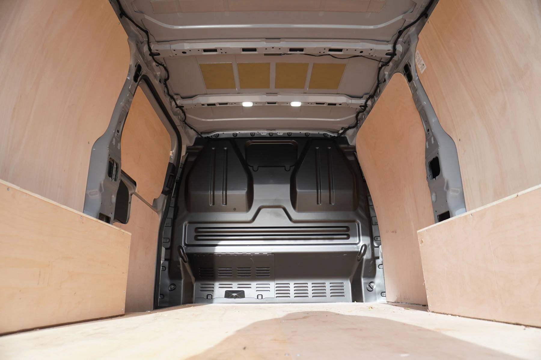 Volkswagen-Transporter-image-12