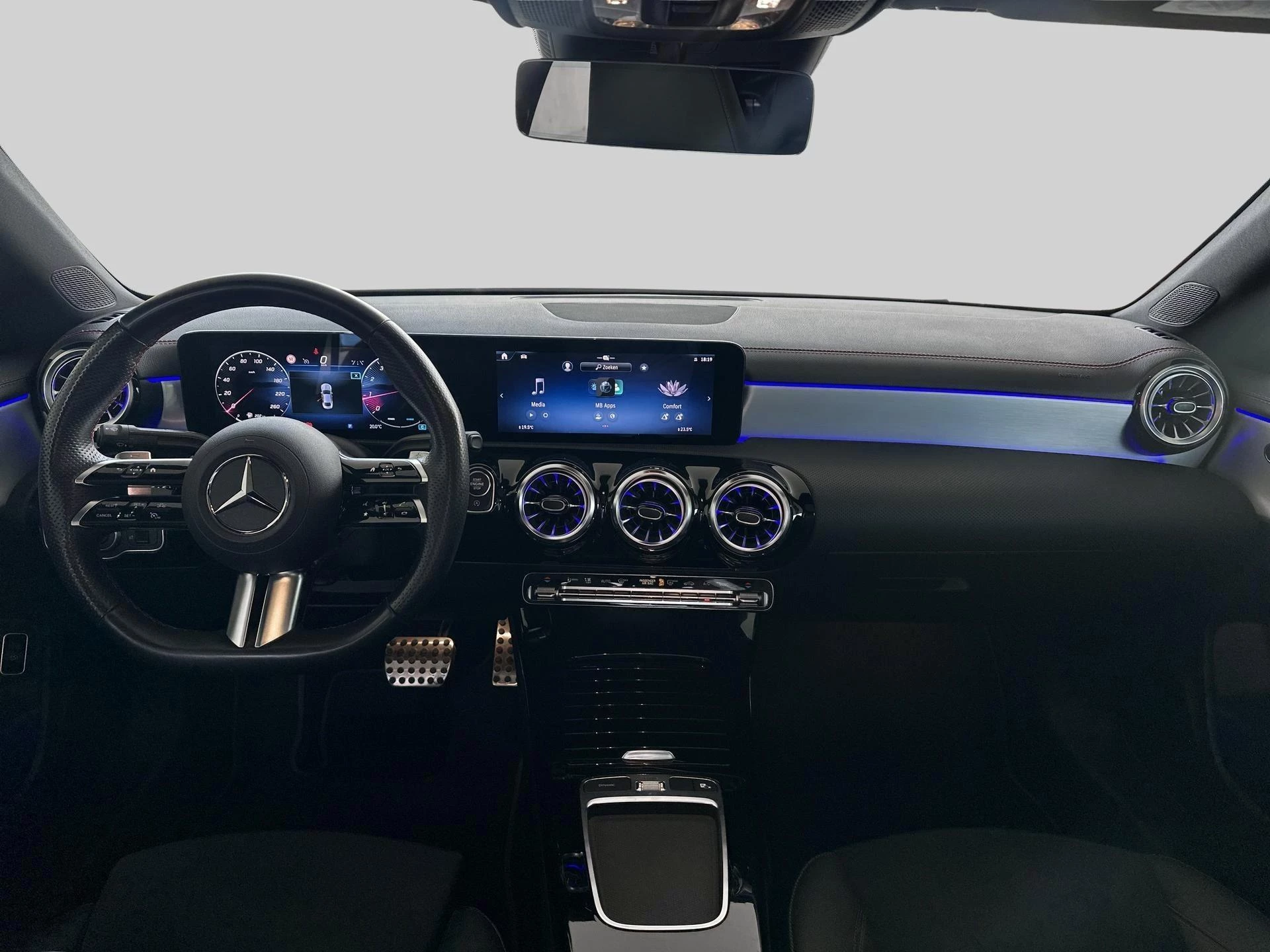 Mercedes-Benz CLA 200 Star Edition + AMG + PANORAMISCH DAK + TREKHAAK + KEY LESS +