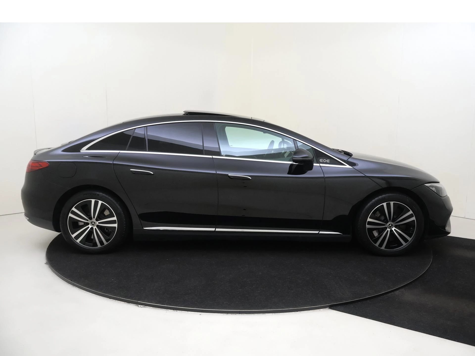 Mercedes-Benz-EQE-image-9