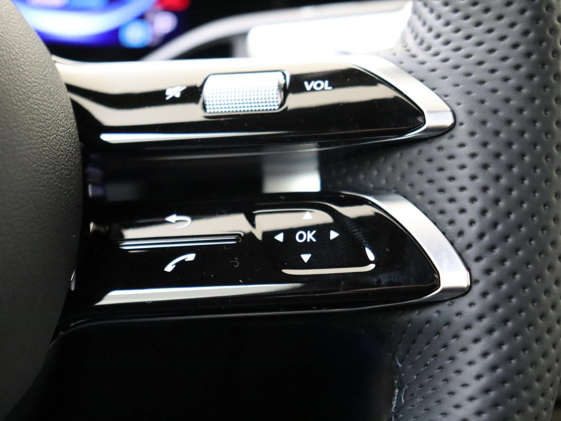 Mercedes-Benz-CLA-image-12