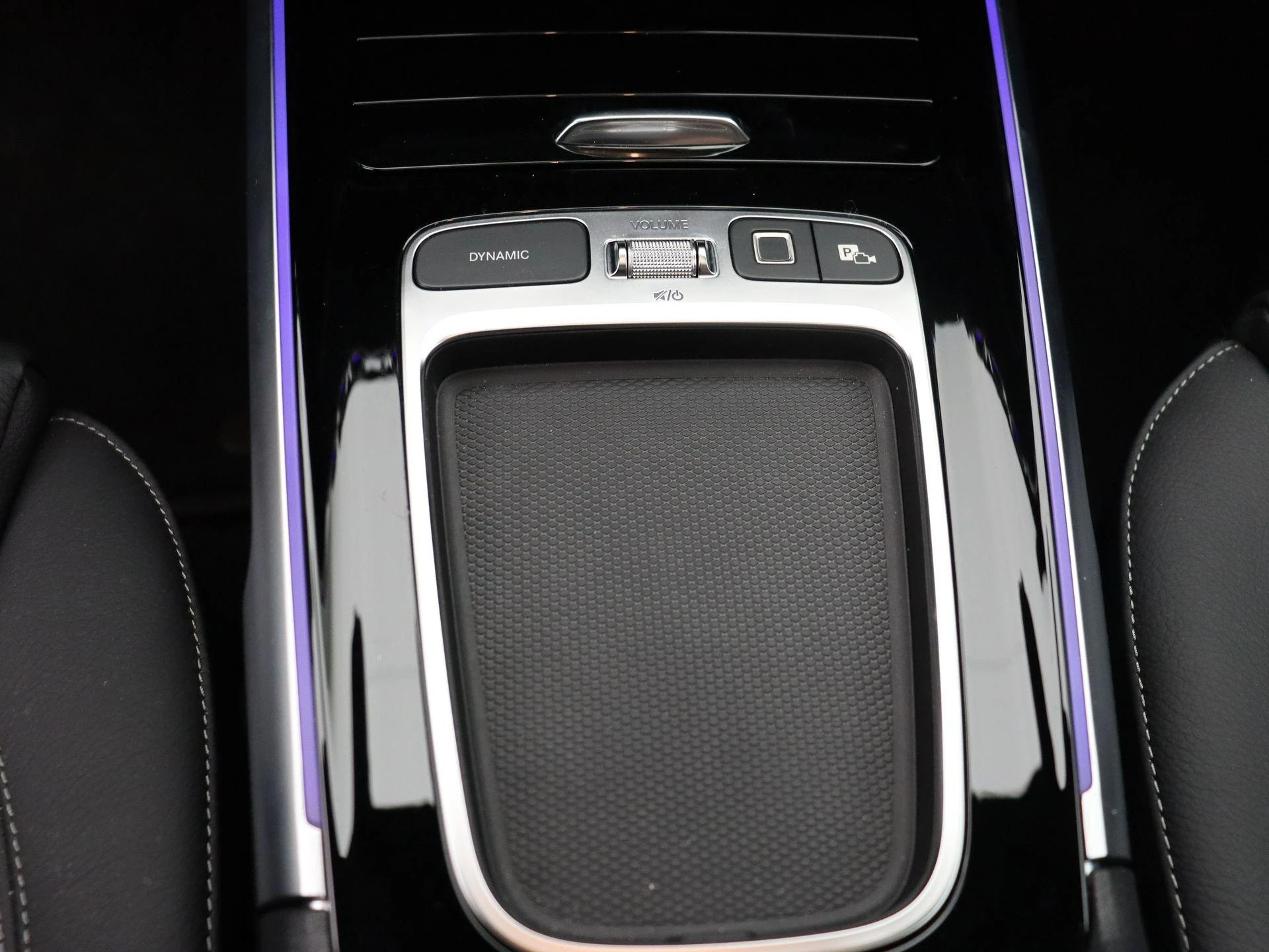 Mercedes-Benz EQB 250+ AMG Line + LEDER + PANO + BURMESTER + CARPLAY + HEAD UP +
