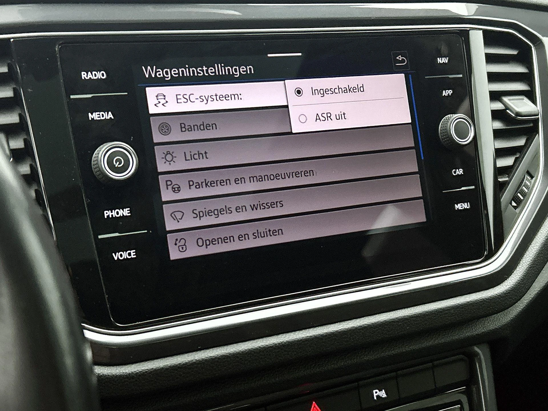 Volkswagen-T-Roc-image-10