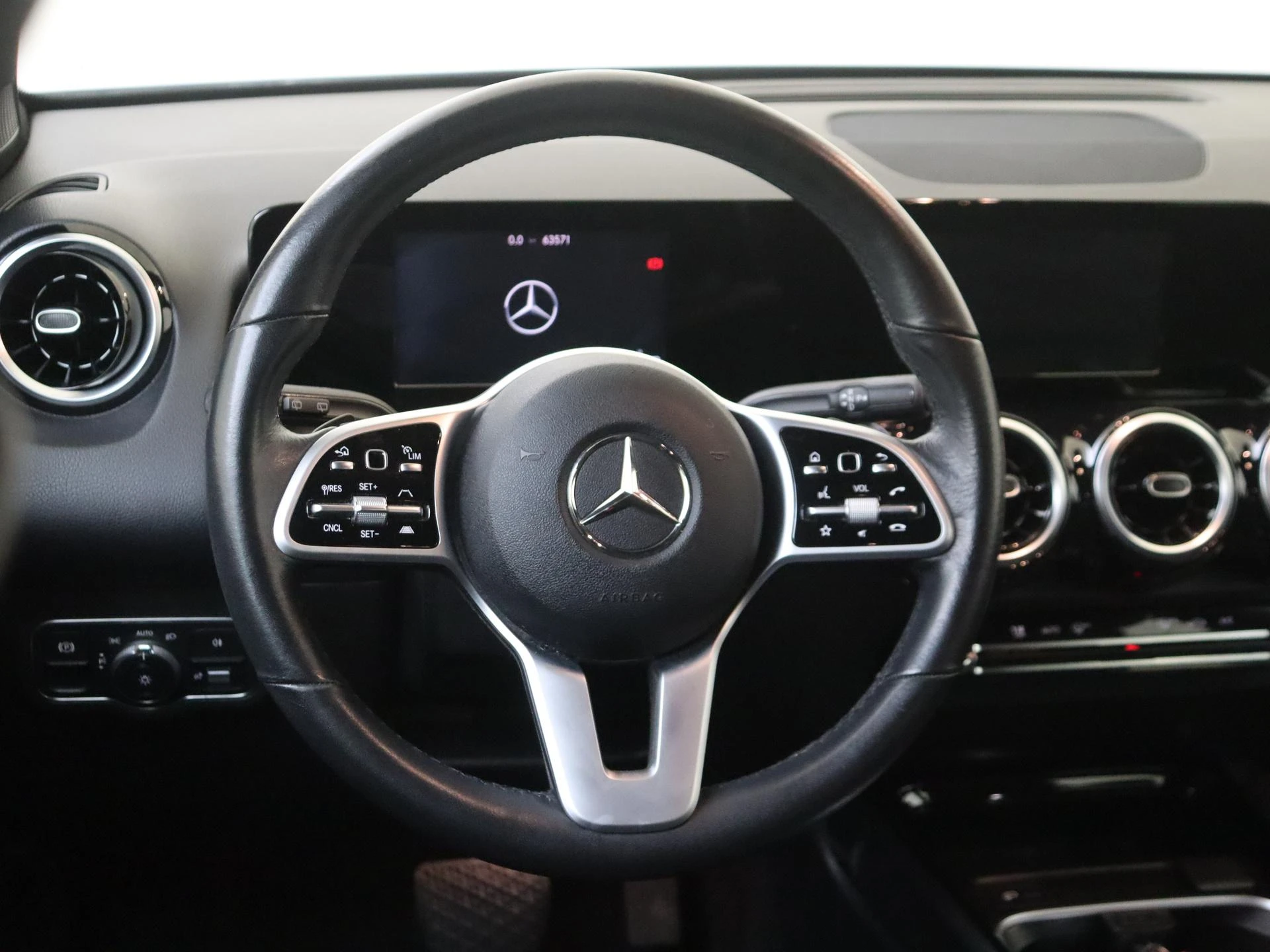 Mercedes-Benz-GLB-image-9