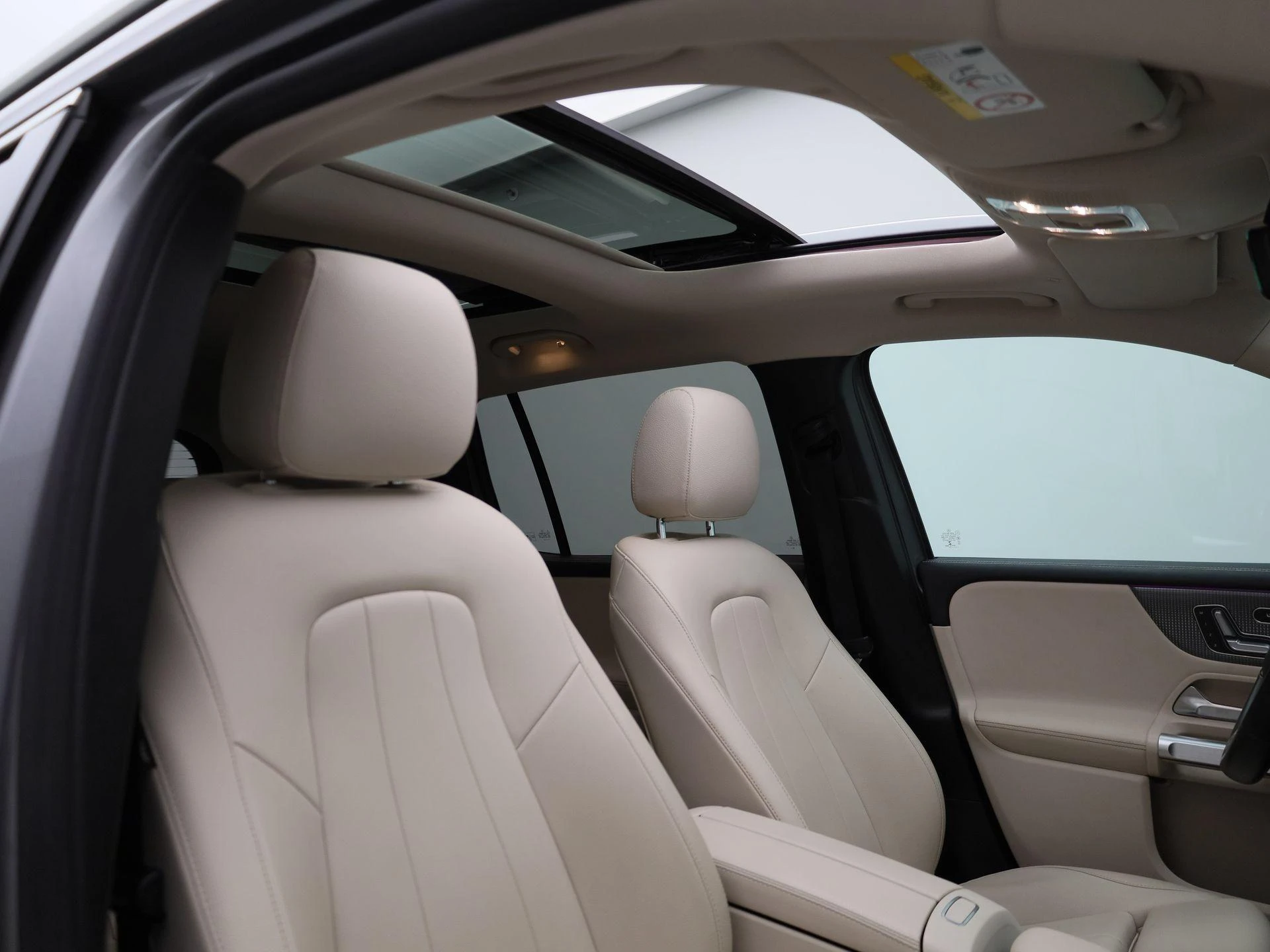Mercedes-Benz-GLB-image-36