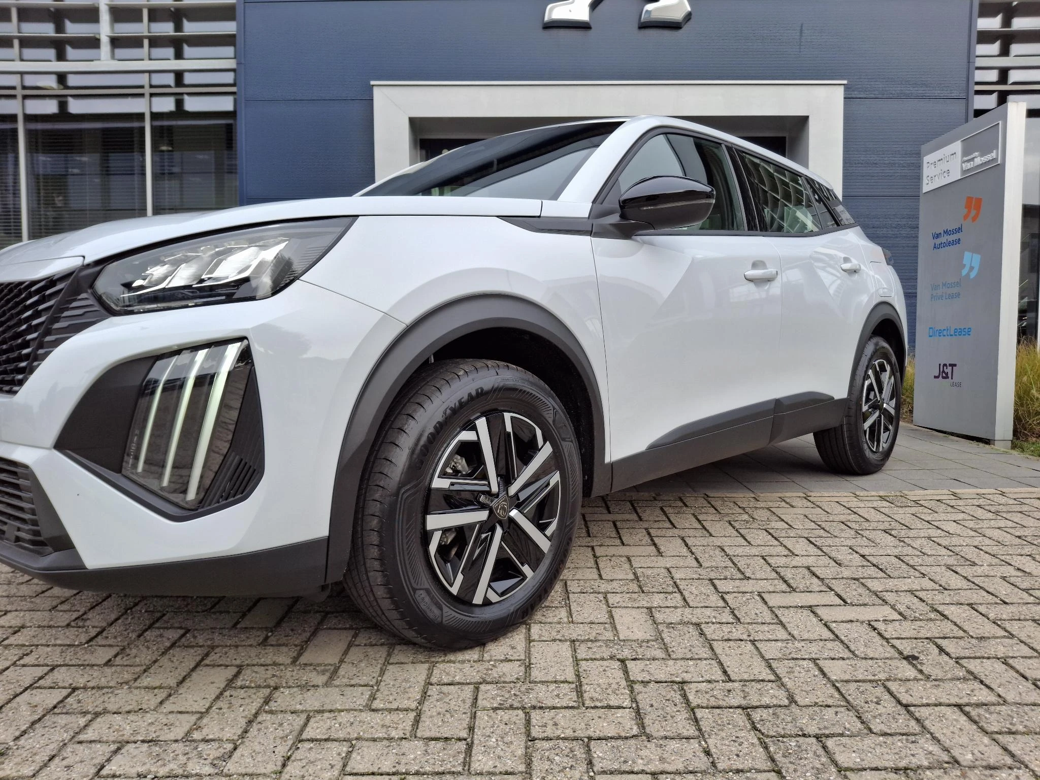 Peugeot-2008-image-2