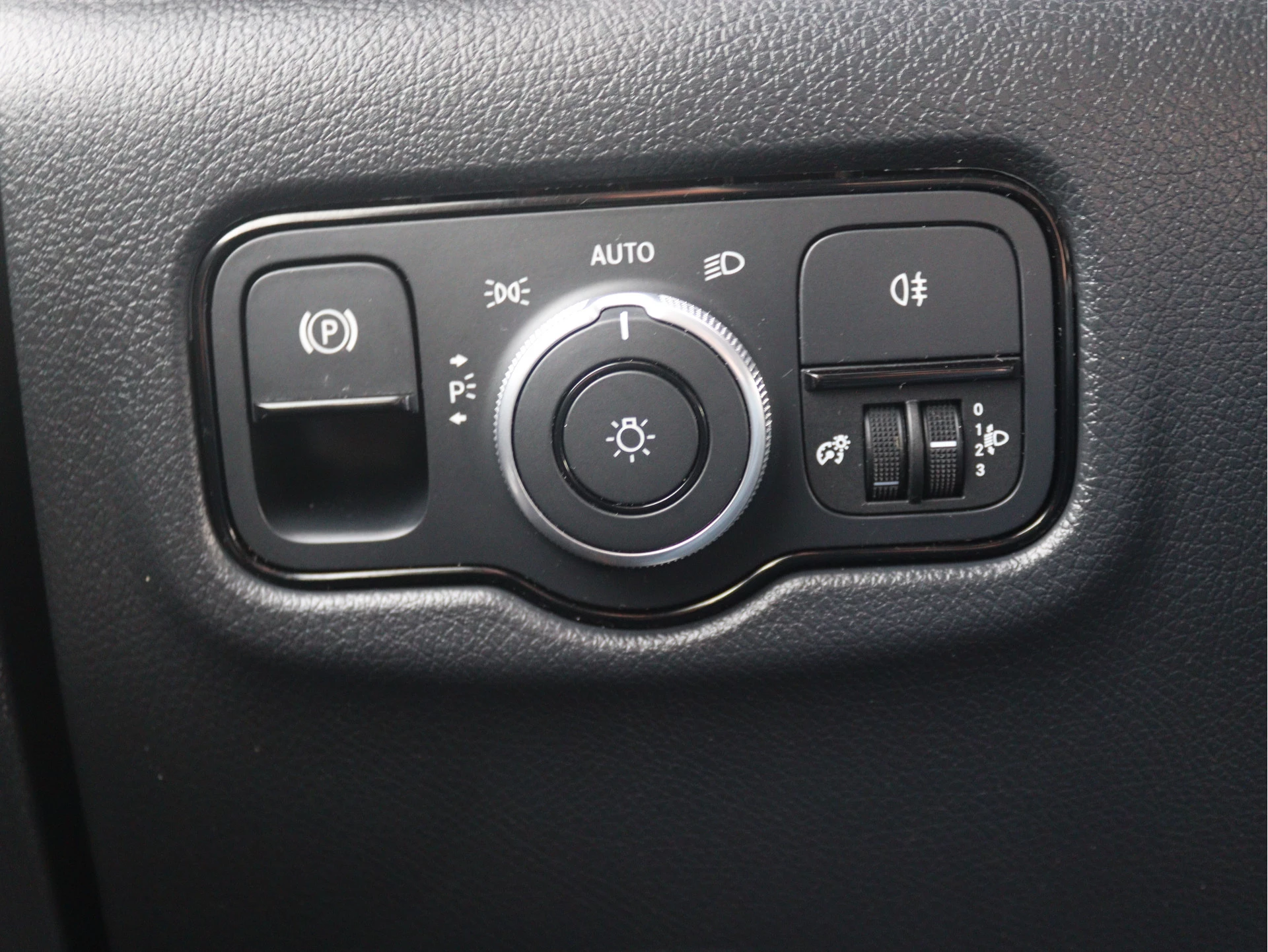 Mercedes-Benz-Vito-image-11
