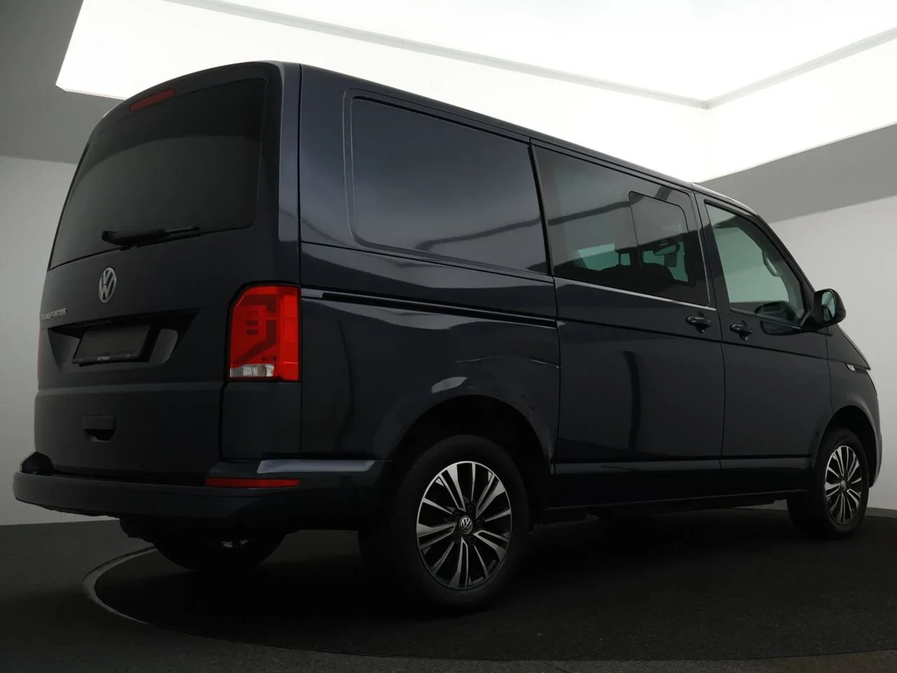 Volkswagen-Transporter-image-1