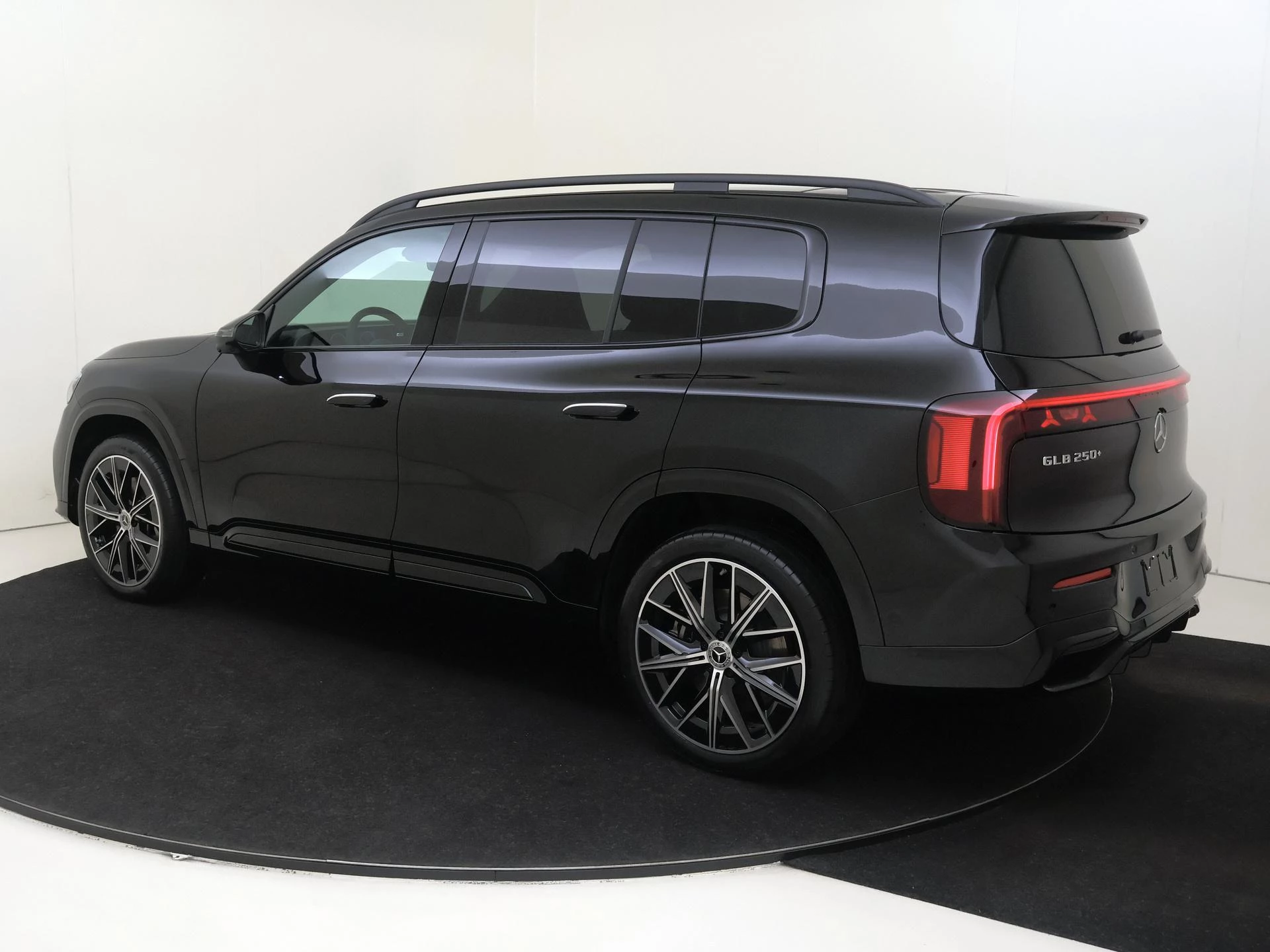 Mercedes-Benz-GLB-image-2