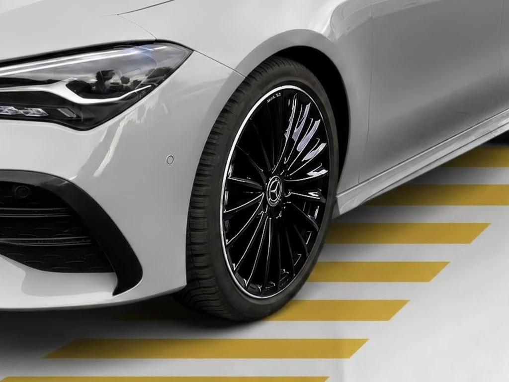 Mercedes-Benz-CLA 200-image-5