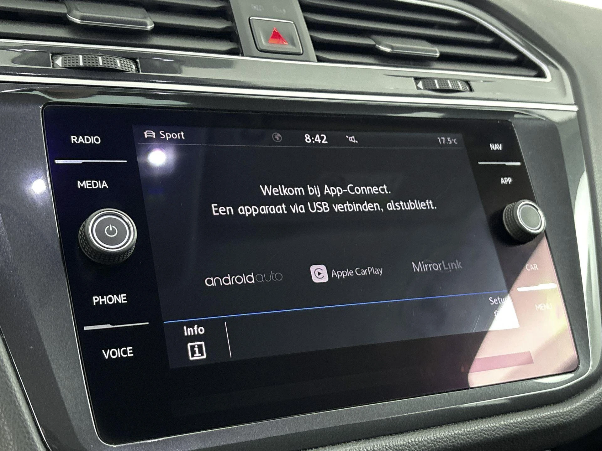 Volkswagen-Tiguan-image-12