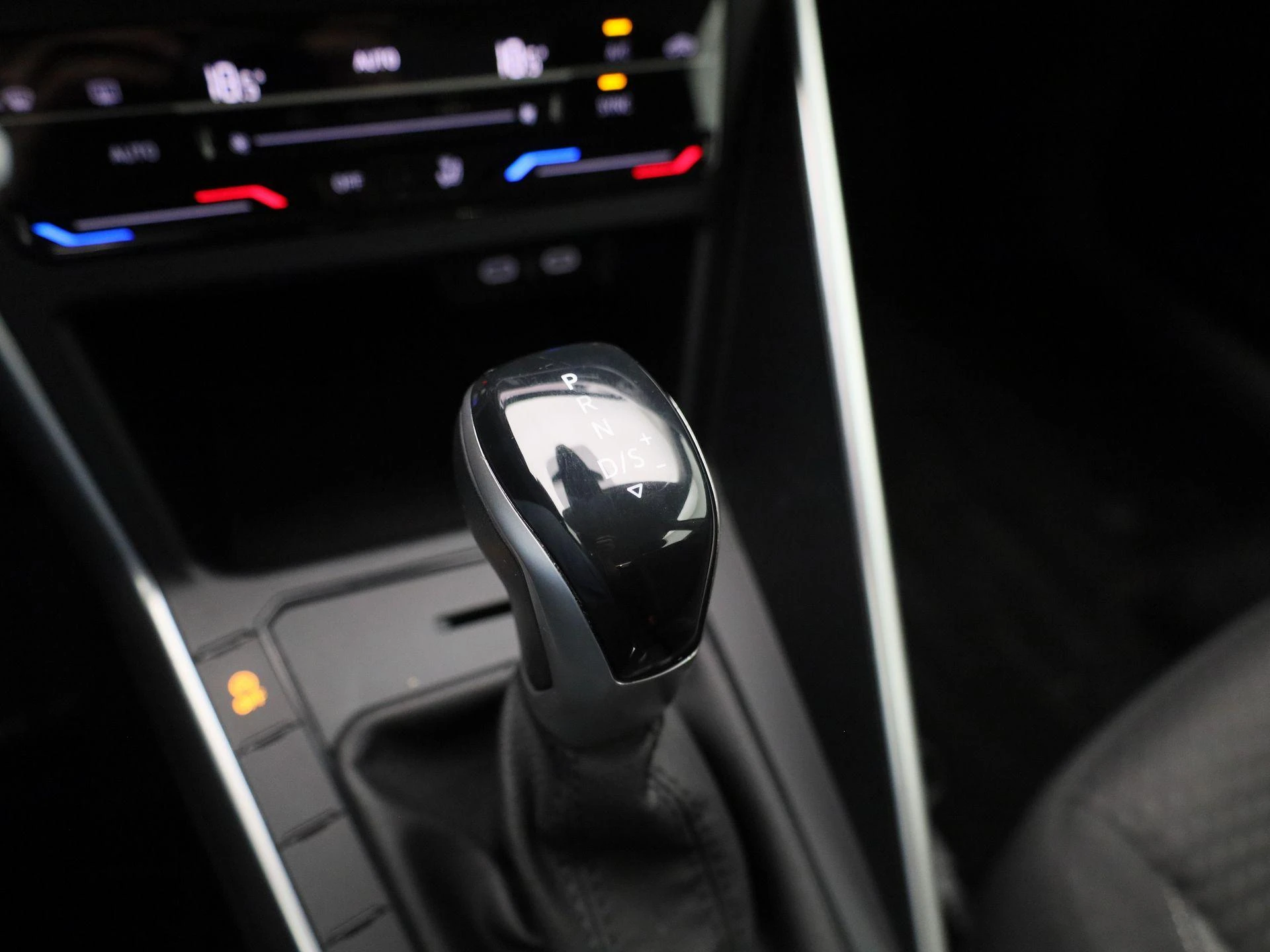 Volkswagen-Polo-image-24