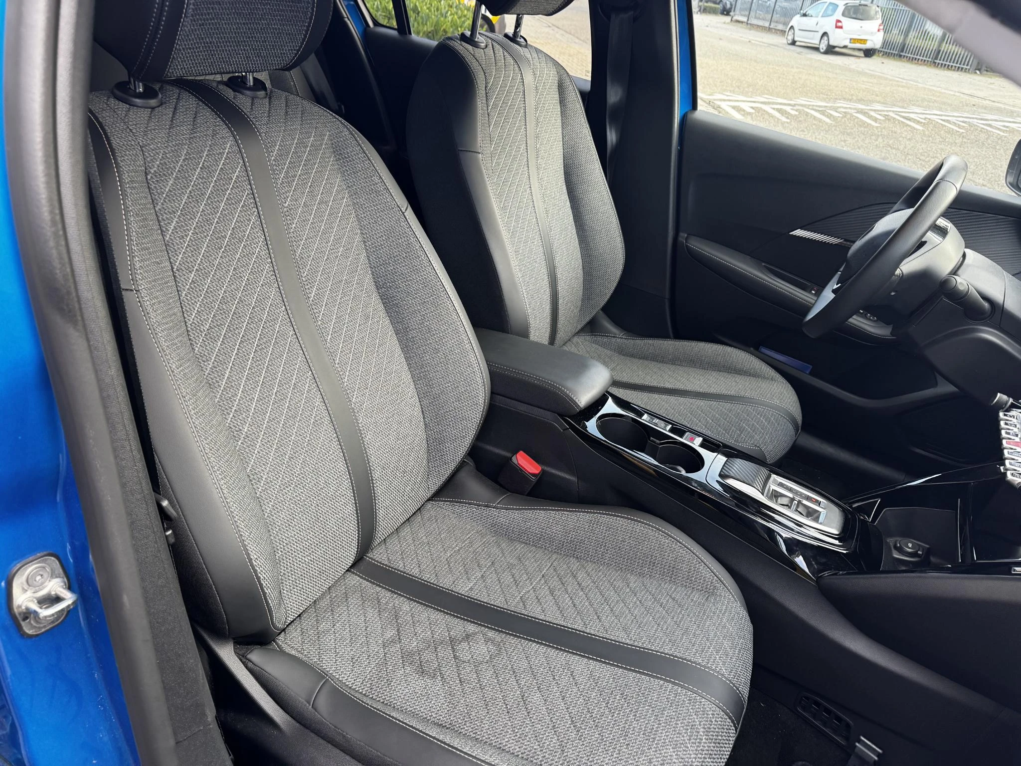 Peugeot-e-208-image-18
